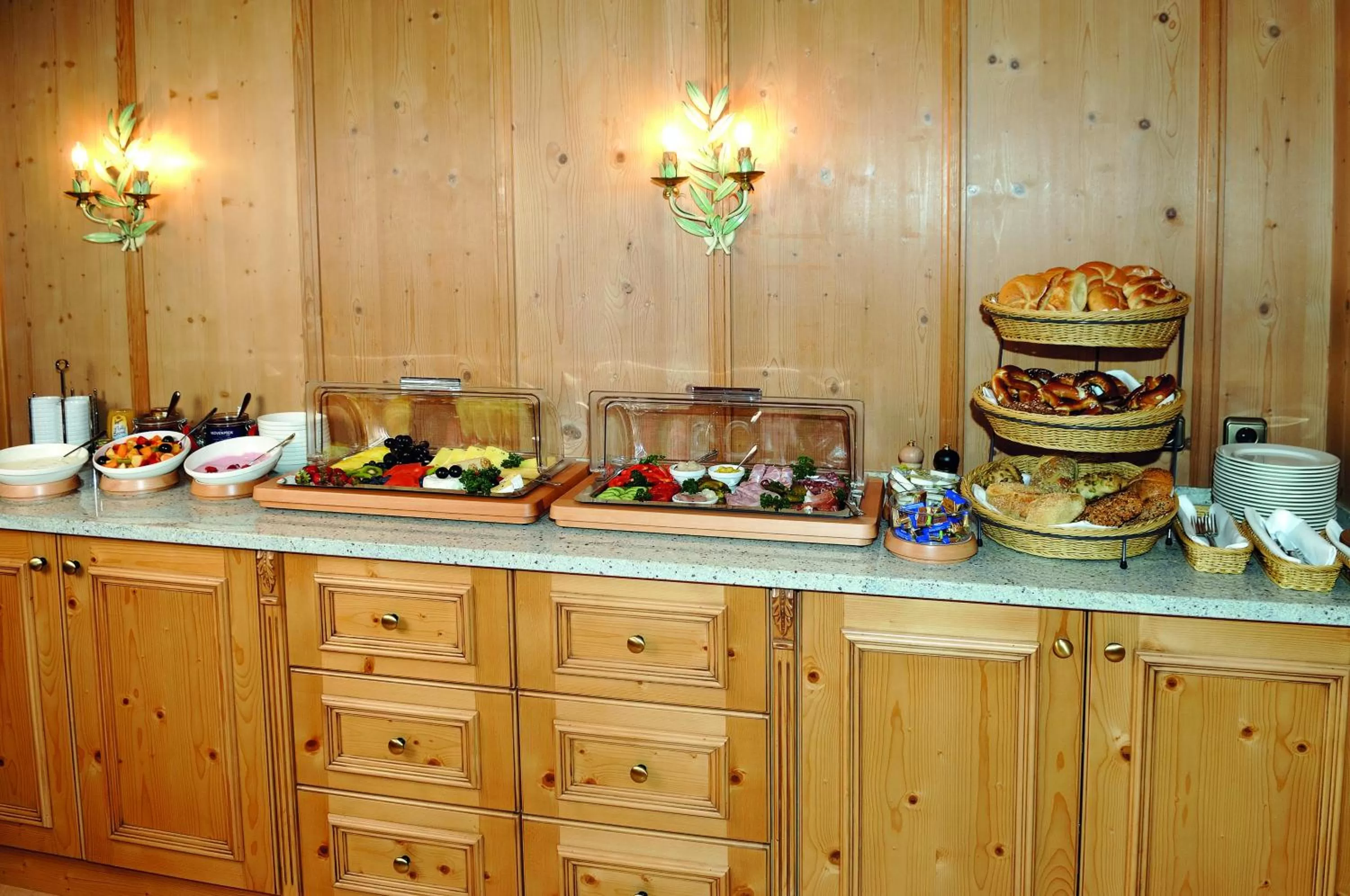 Buffet breakfast in Hotel Alpenhof - ruhige Wohlfühloase zwischen München, dem Fünf-Seenland und den Bergen, in S-Bahnnähe
