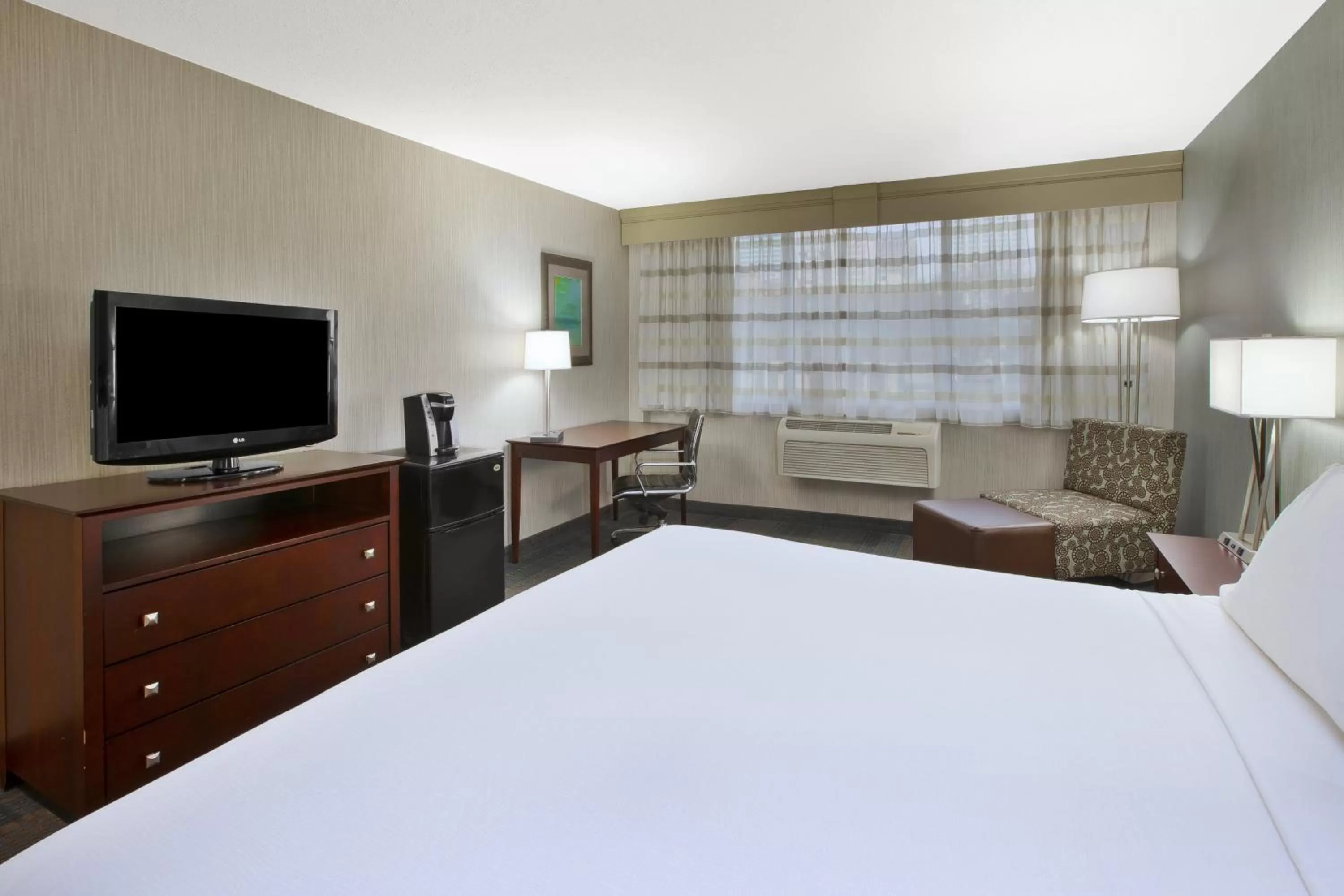 Photo of the whole room, Bed in Holiday Inn Columbus Dwtn-Capitol Square by IHG