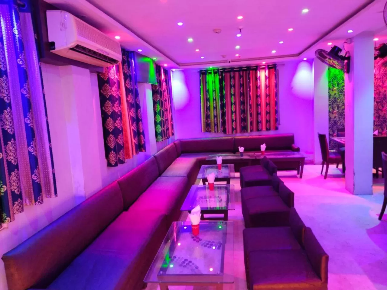 Restaurant/places to eat in Hotel Airlines