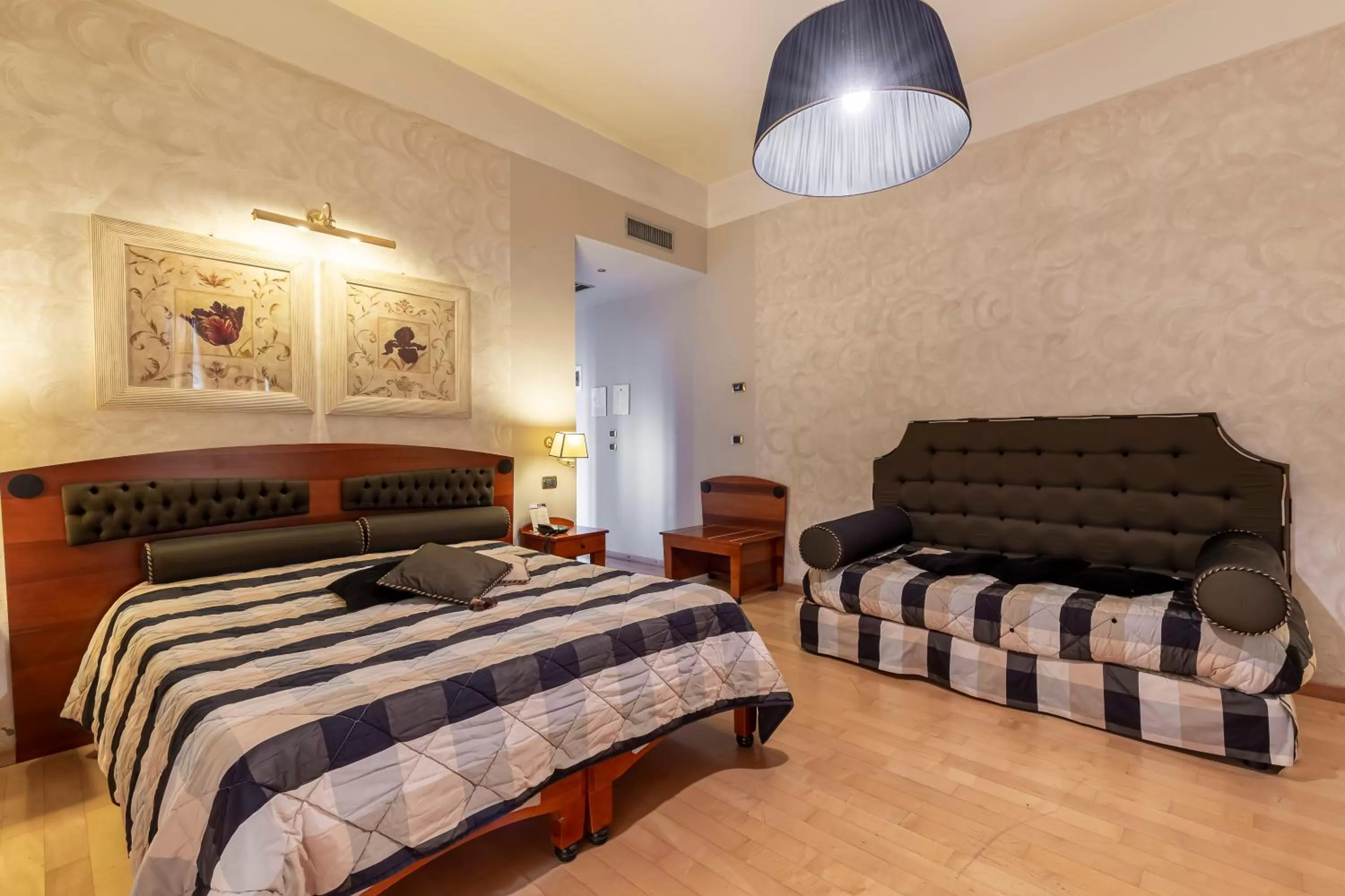 Photo of the whole room, Bed in Hotel Columbia Wellness & Spa