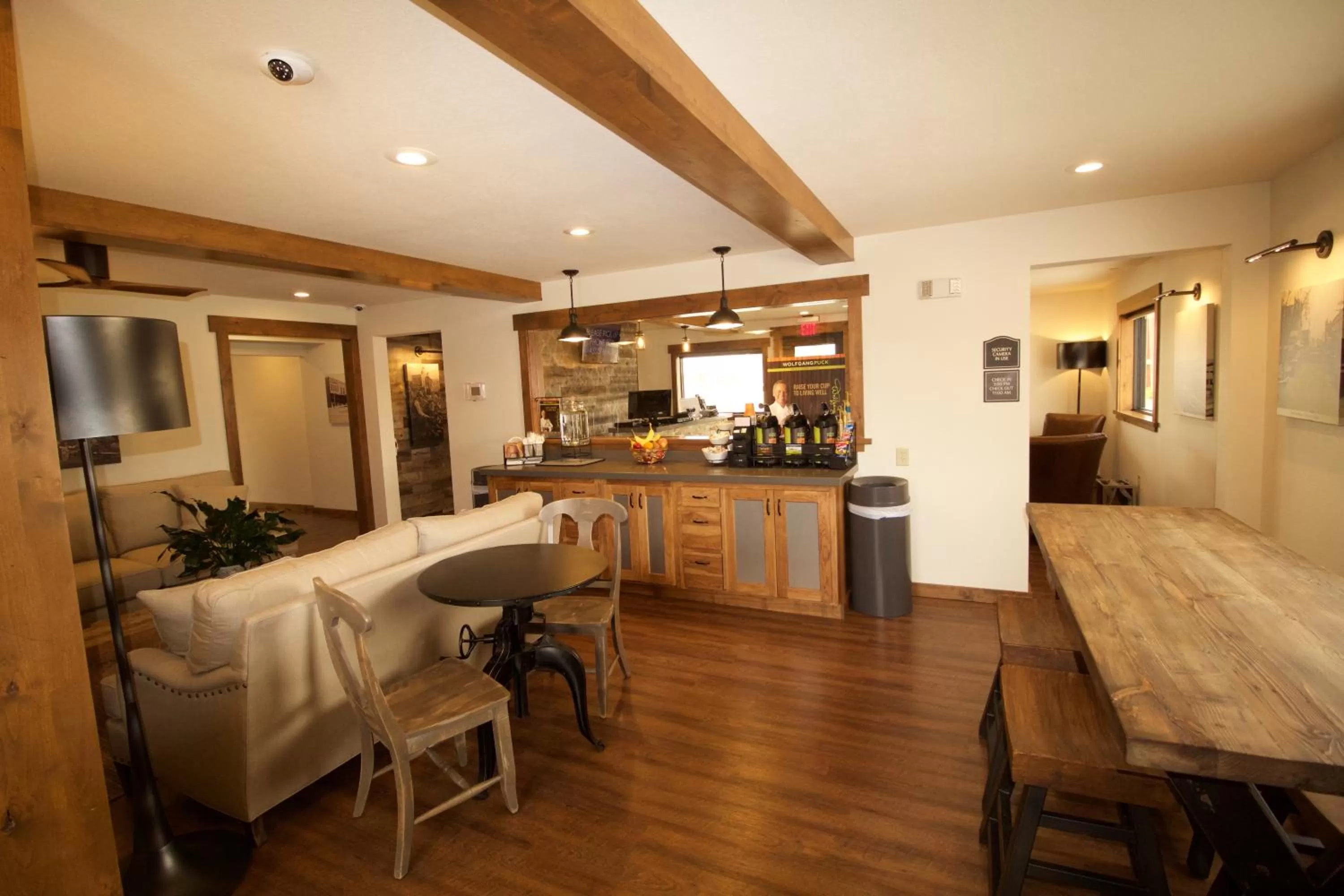 Communal lounge/ TV room in Boarders Inn & Suites by Cobblestone Hotels - Syracuse