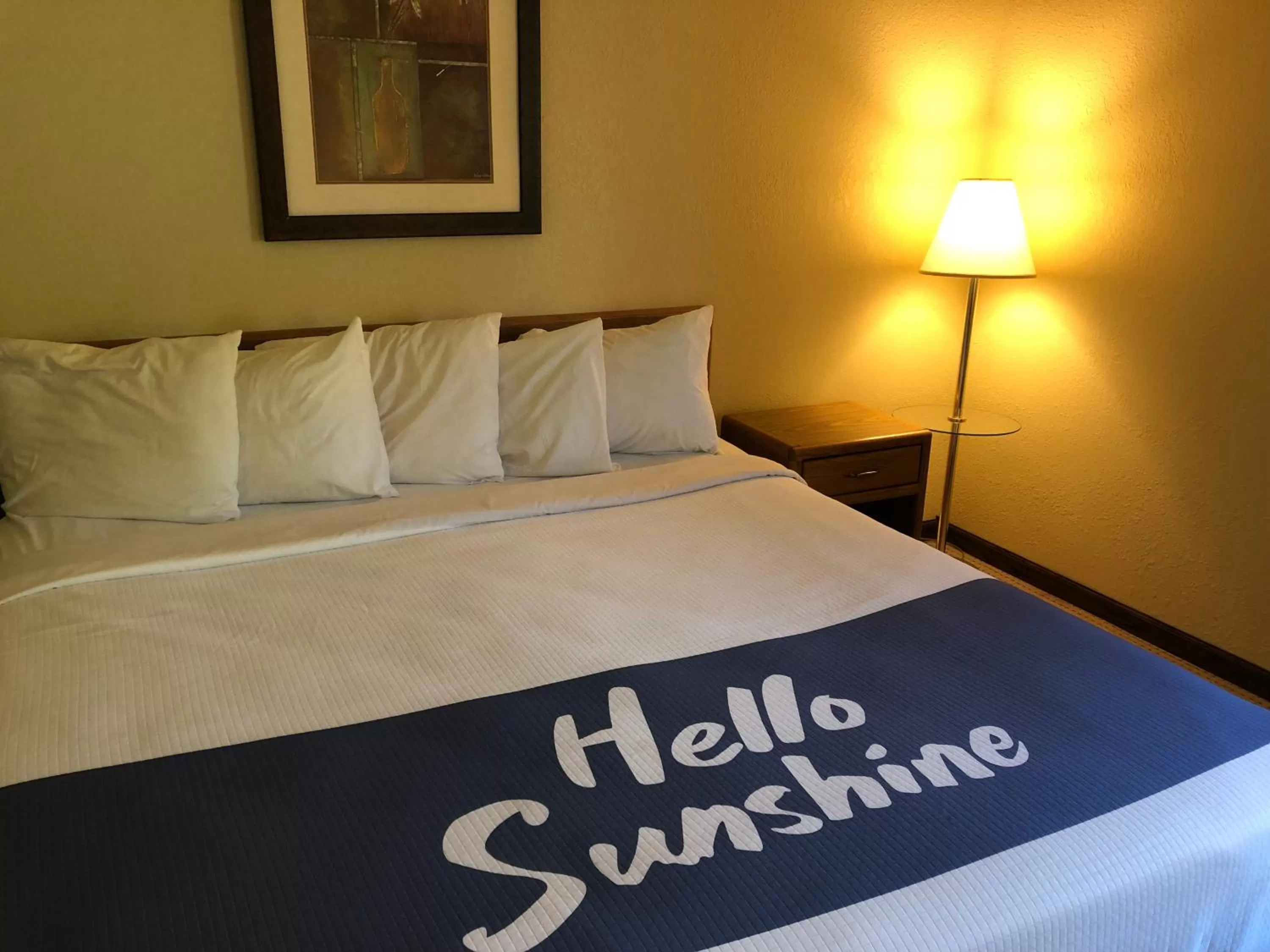 Bed in Days Inn by Wyndham Iron Mountain