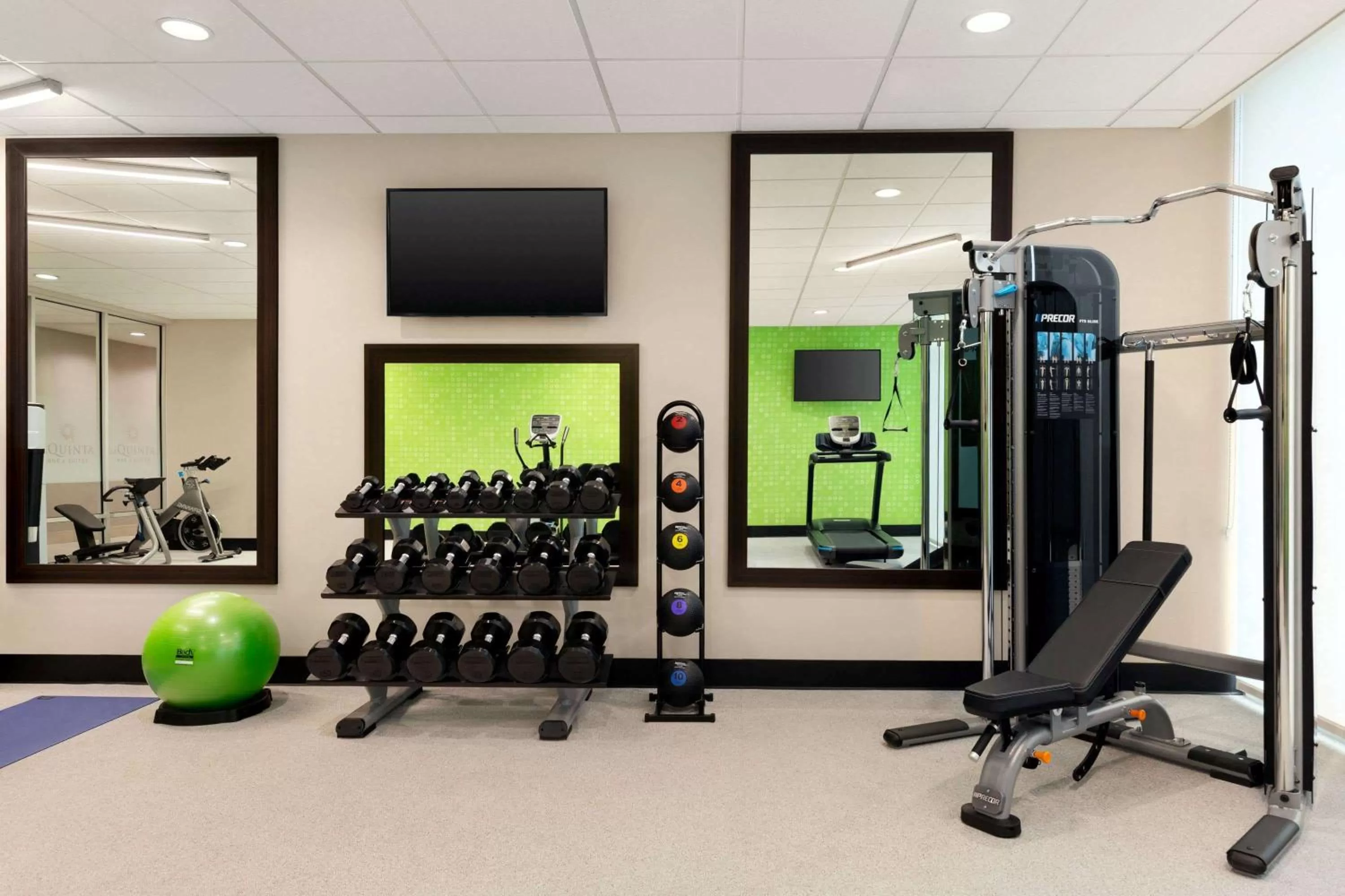 Fitness centre/facilities in La Quinta Inn & Suites by Wyndham Burlington