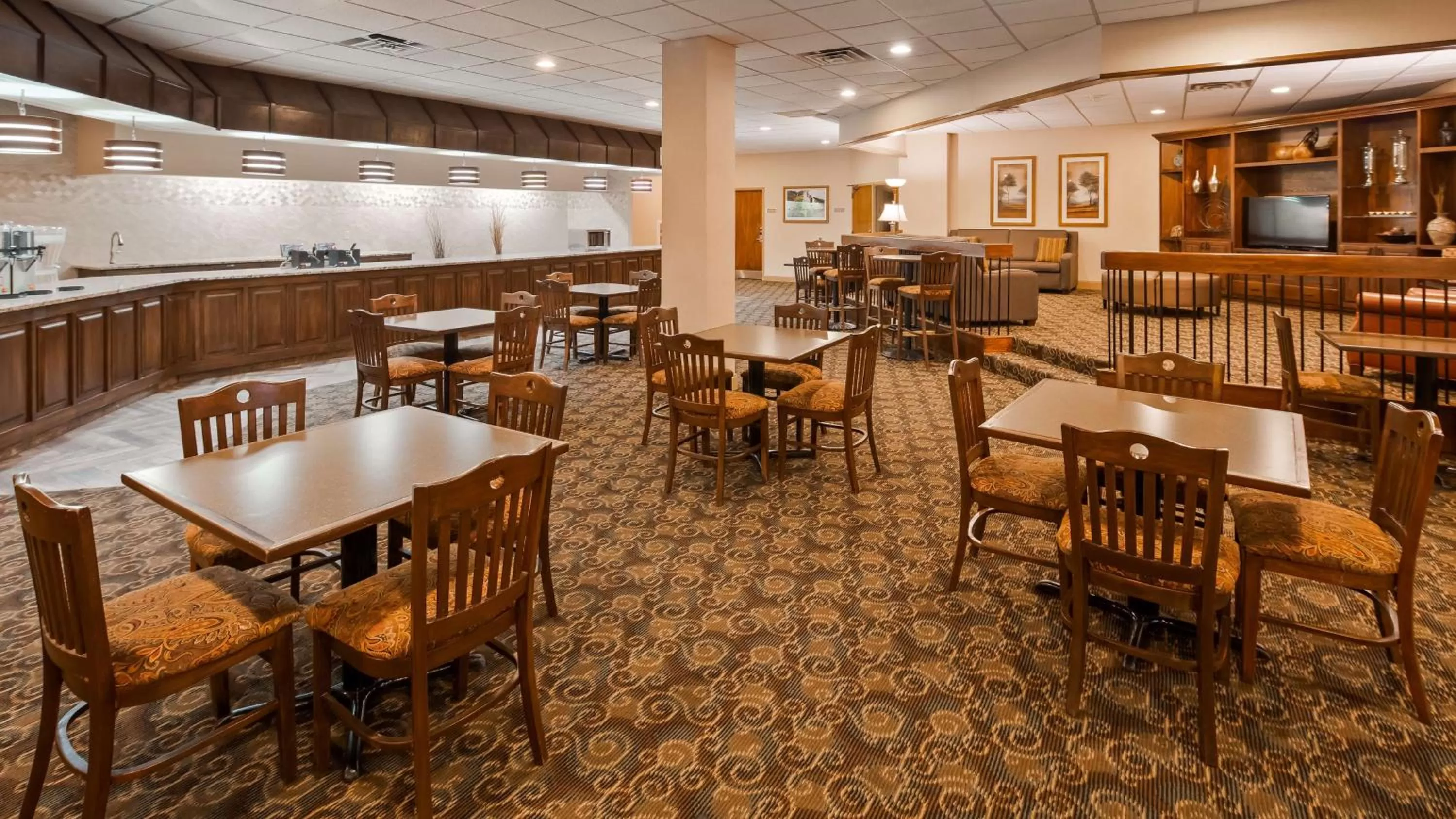Restaurant/places to eat in Best Western Crossroads of the Bluffs