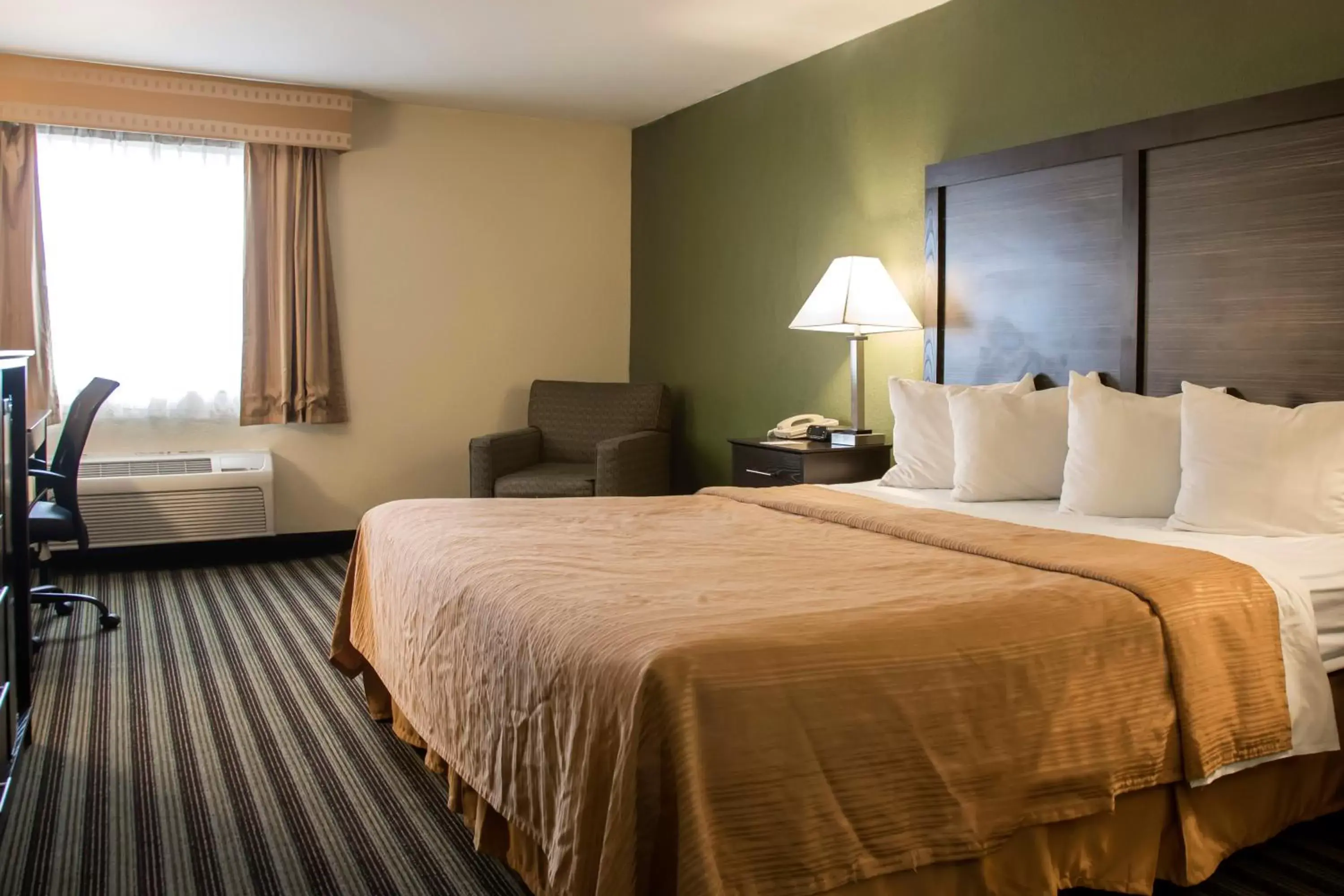 King Room - Non-Smoking in Quality Inn & Suites Loves Park near Rockford King Room - Non-Smoking in Quality Inn & Suites Loves Park near Rockford