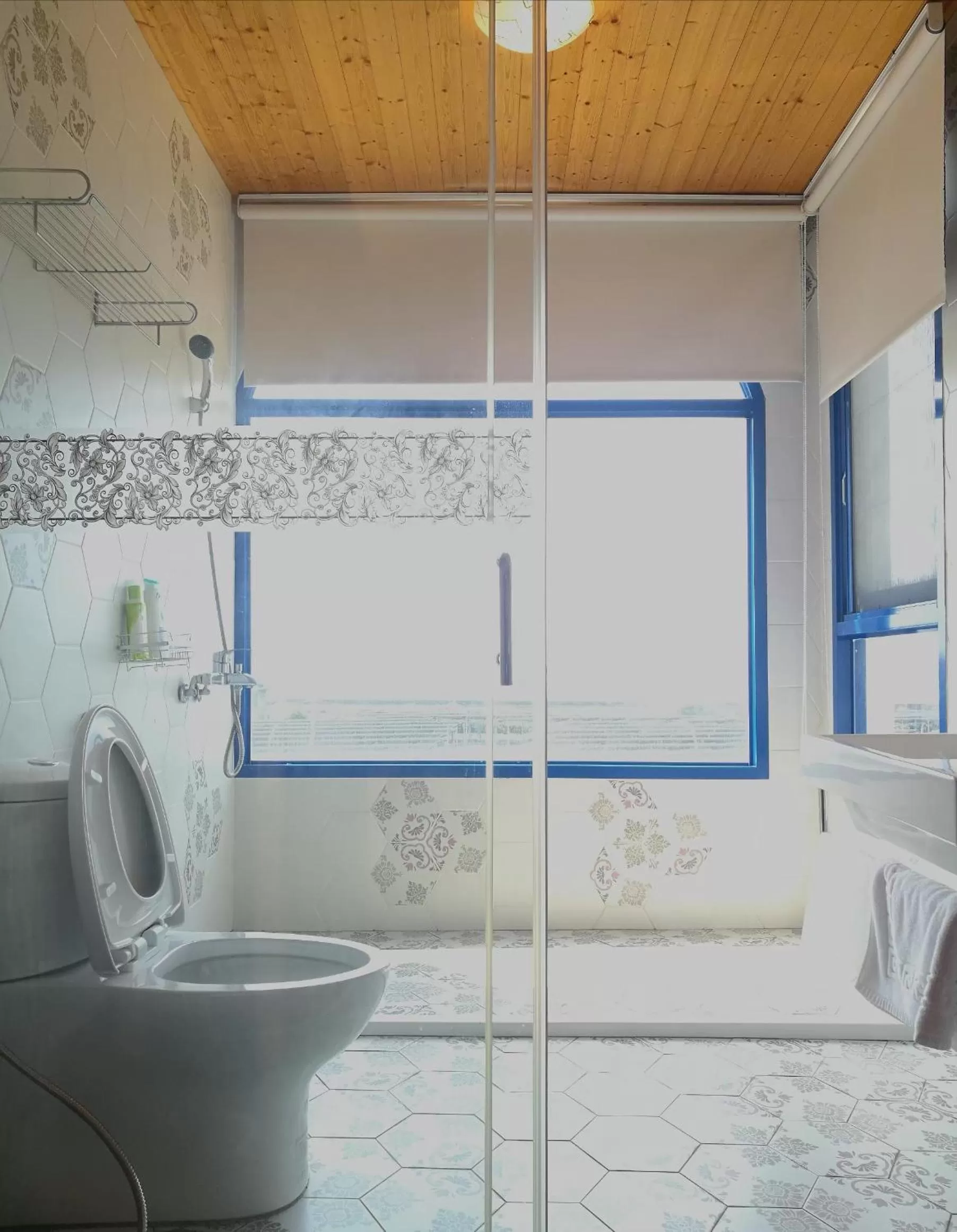 Shower in Love Ocean & Happy Bay HomeStay