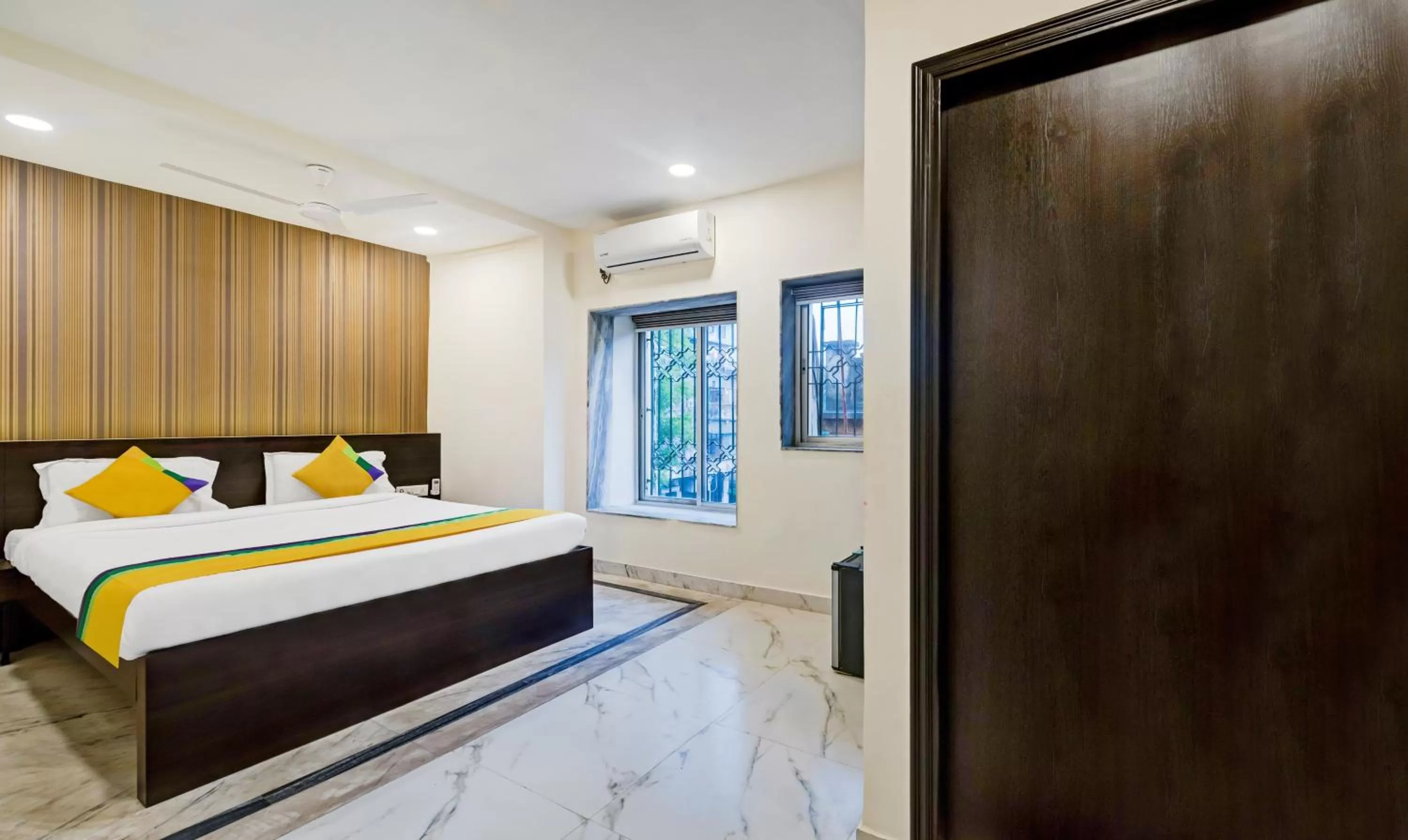 Bedroom, Bed in Itsy Hotels Neeranand Plaza, Bhawanipur