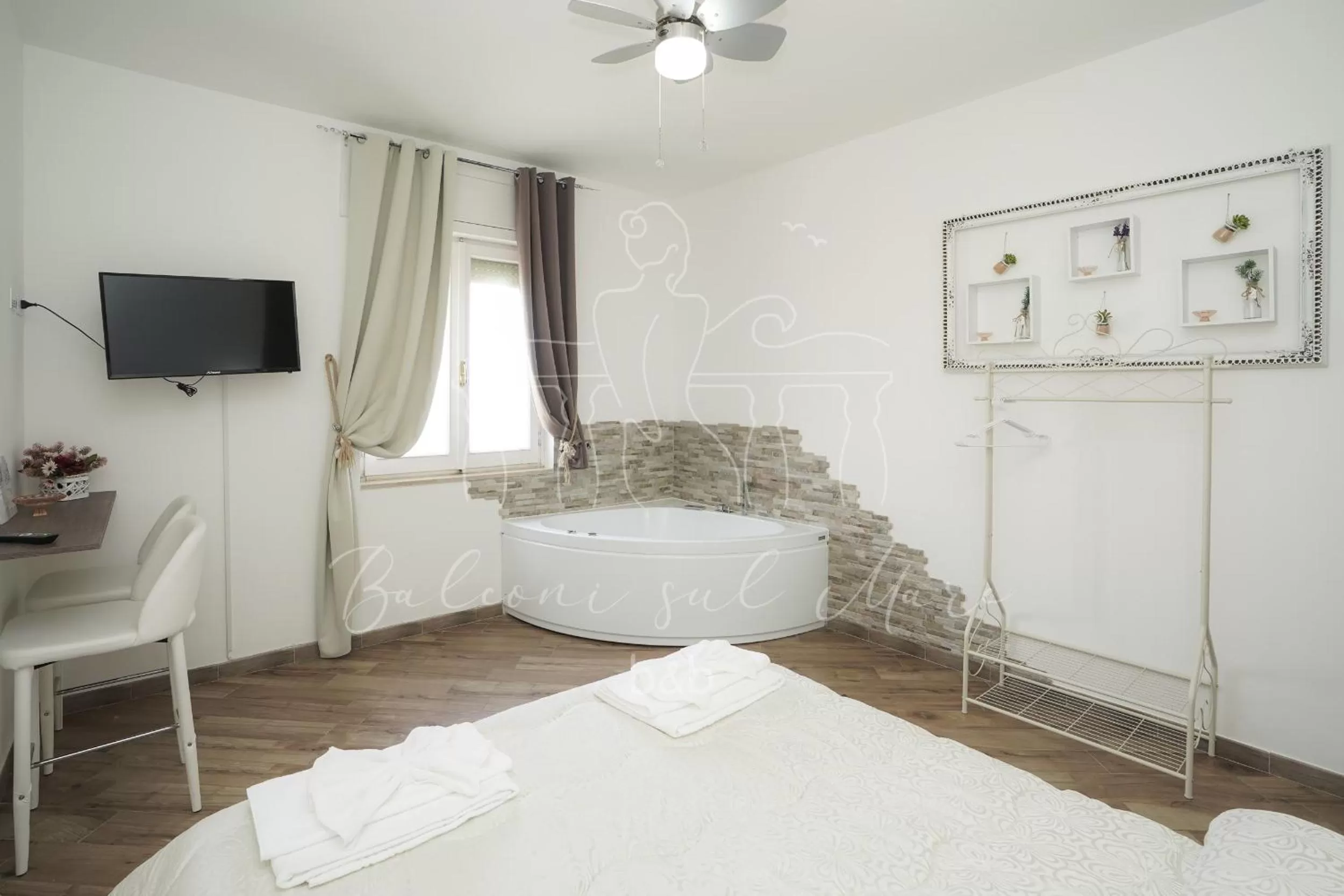Bed, Bathroom in Balconi sul mare