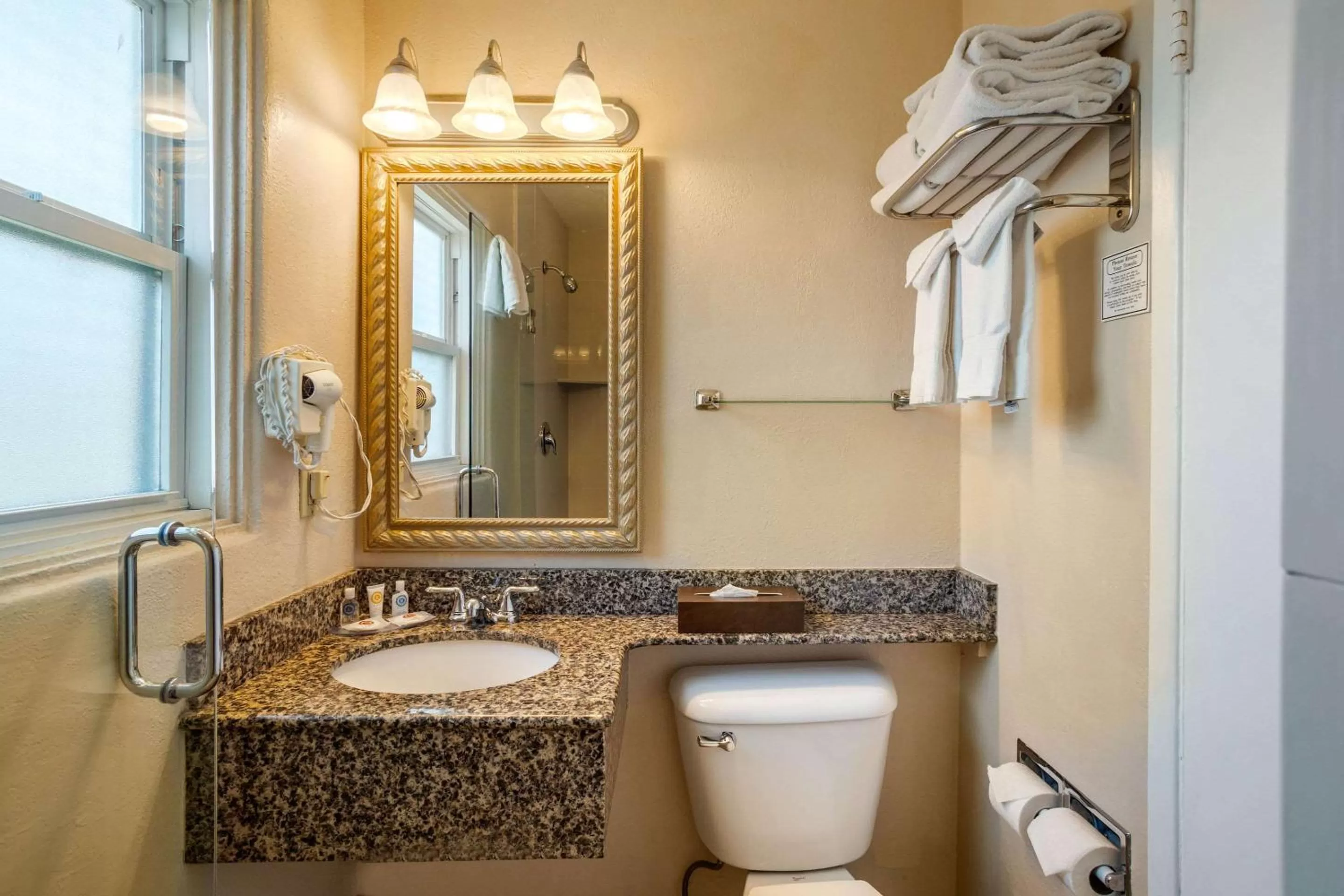 Photo of the whole room in Comfort Inn San Diego Airport At The Harbor