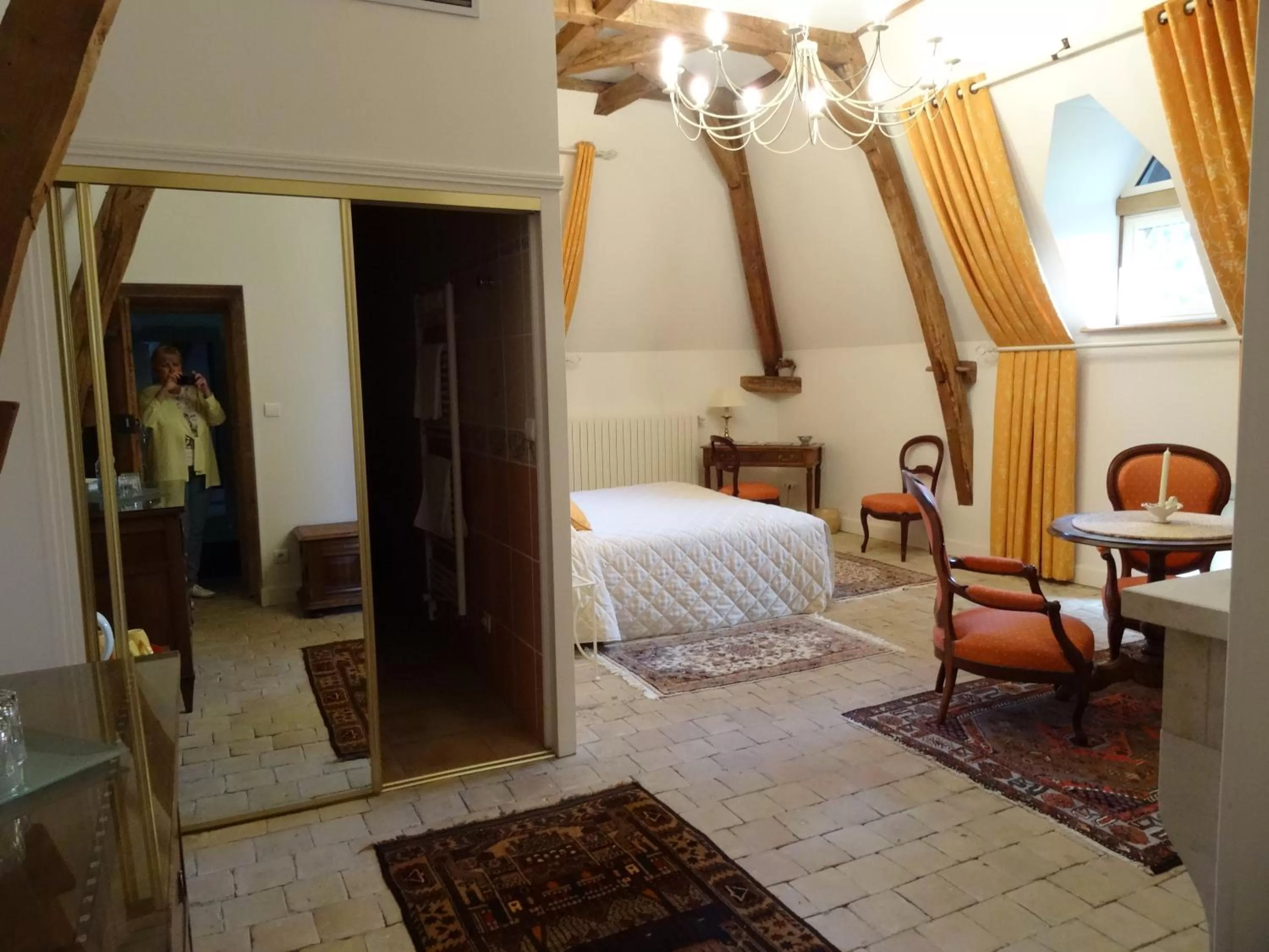 Photo of the whole room, Bed in Gentilhommière de Collonges