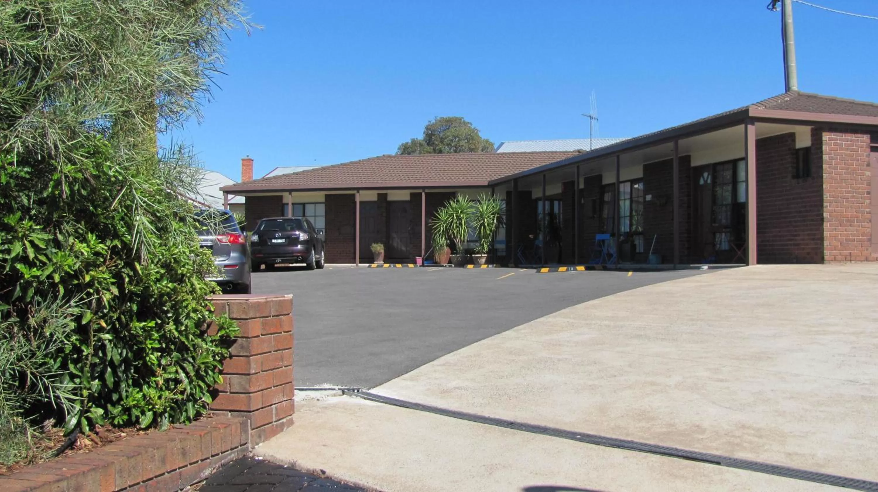 Facade/entrance in Bristol Hill Motor Inn