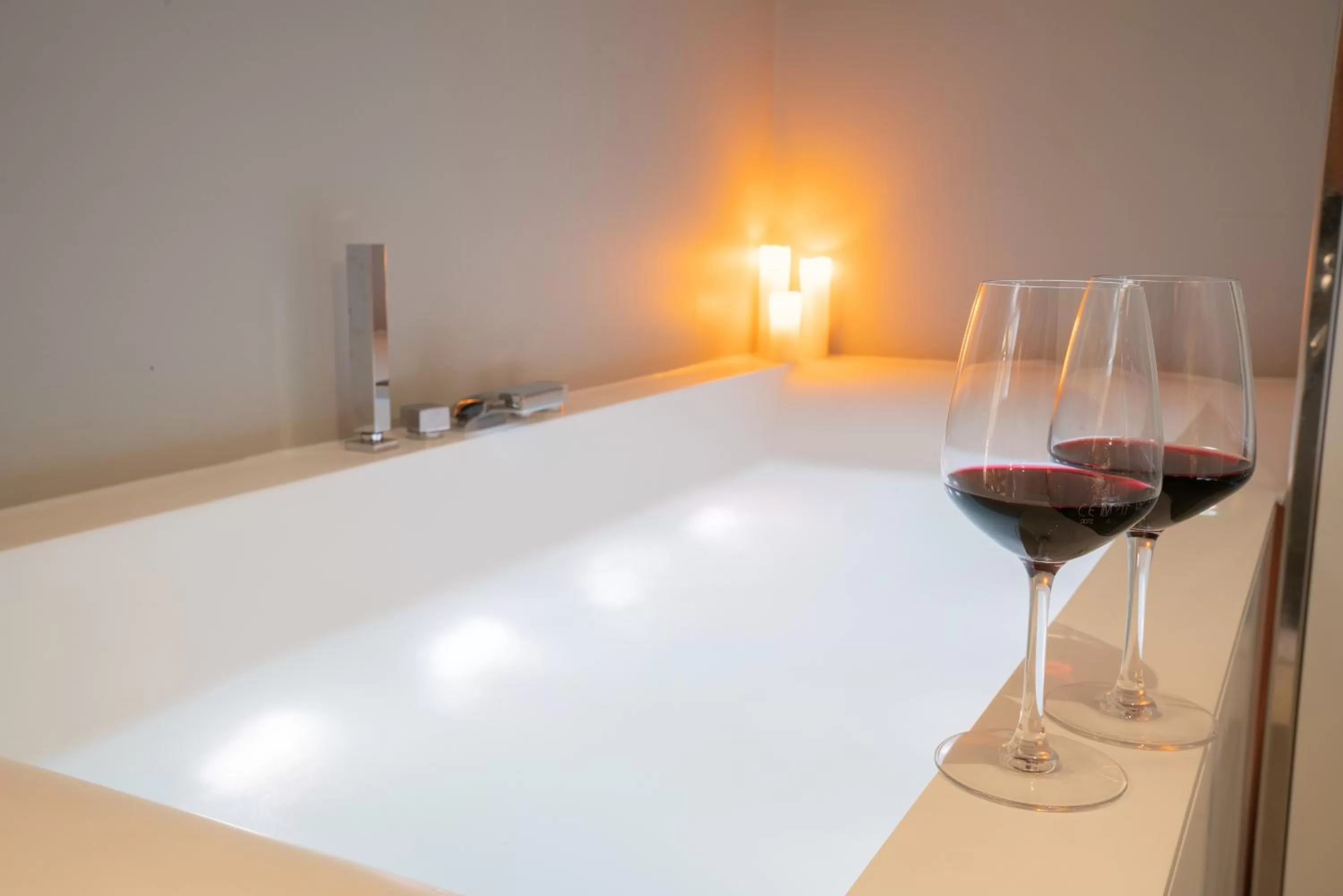 Hot Tub in GG8 Hotel & Suite SPA