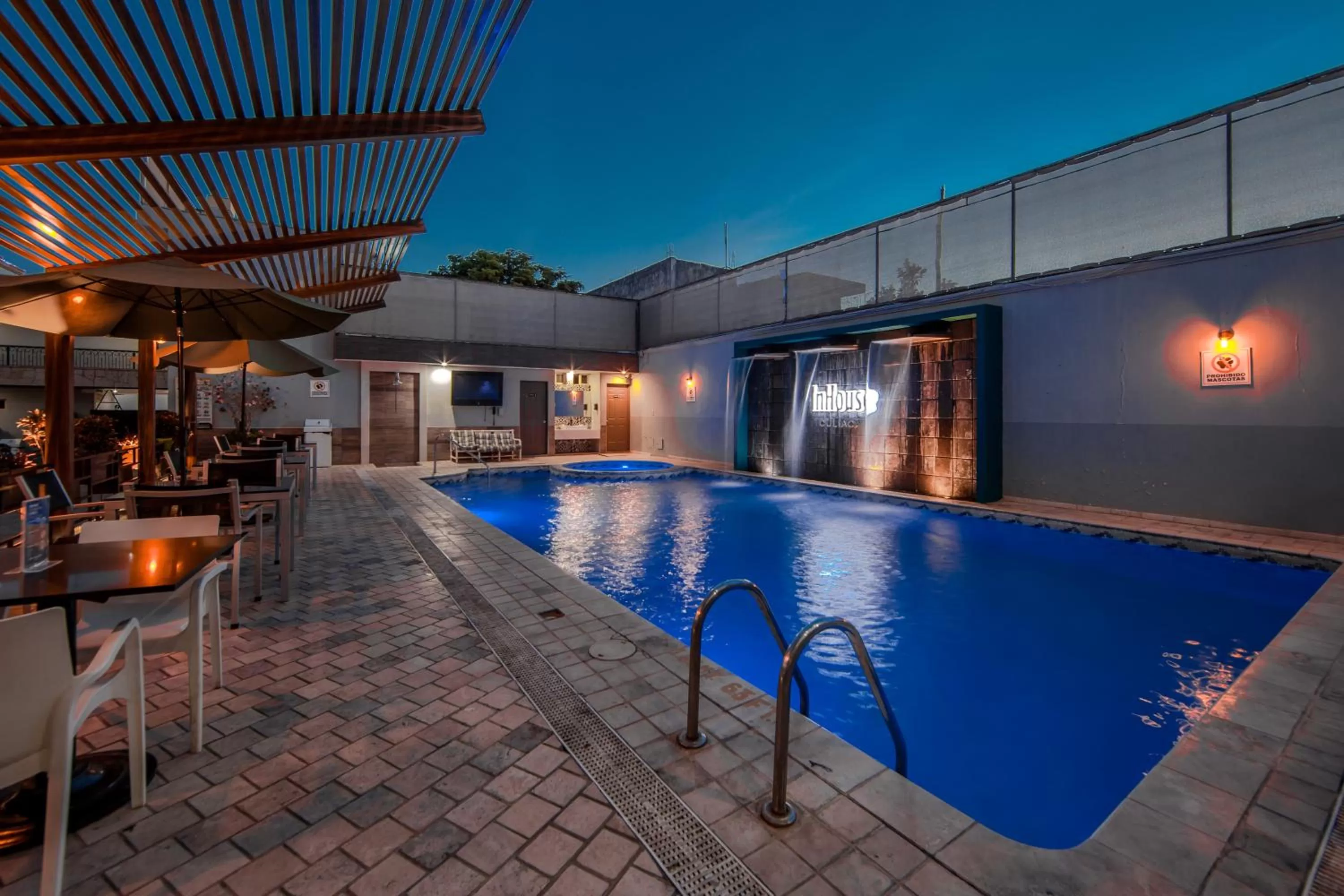 Swimming pool in InHouse Hotel Culiacán