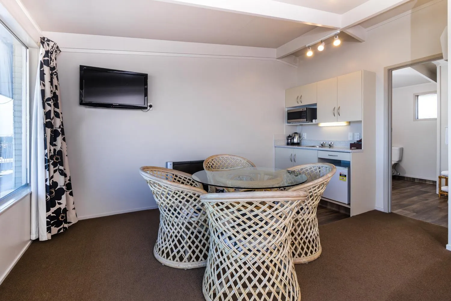 Twin Peaks Lakeside Inn