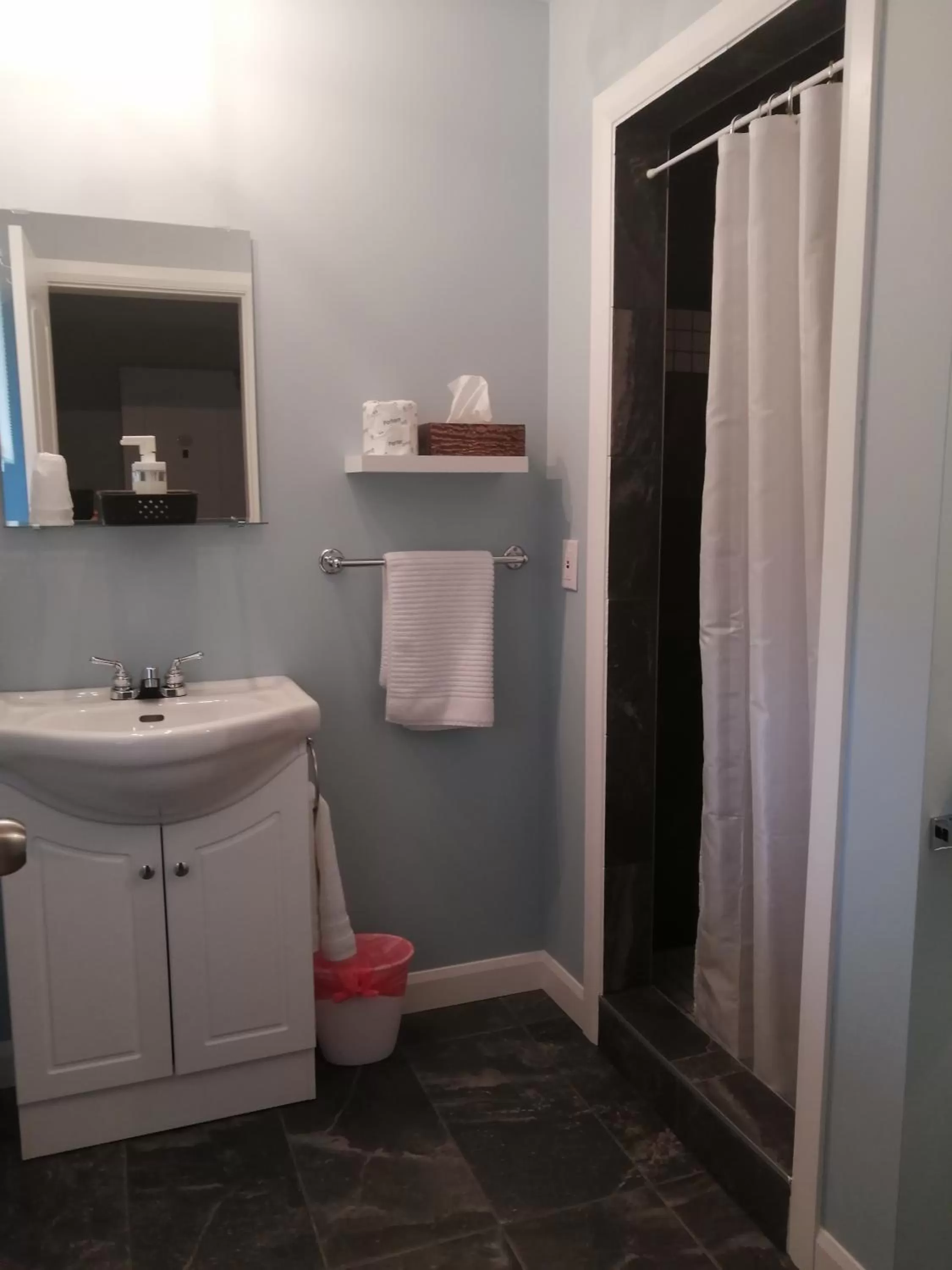 Bathroom in Gîte Shoreline de la Terre à la Mer