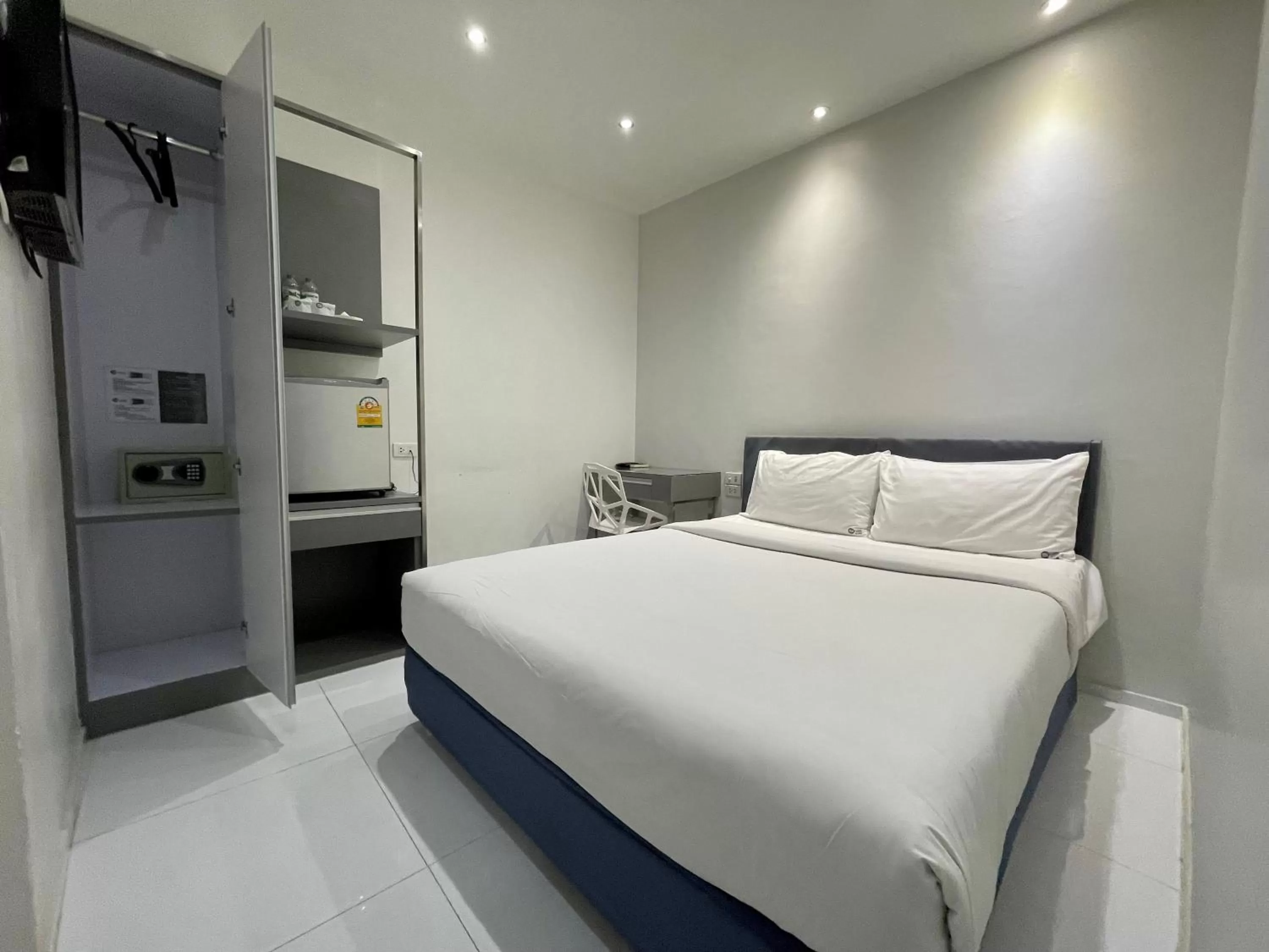 Photo of the whole room, Bed in My Hotel Pratunam