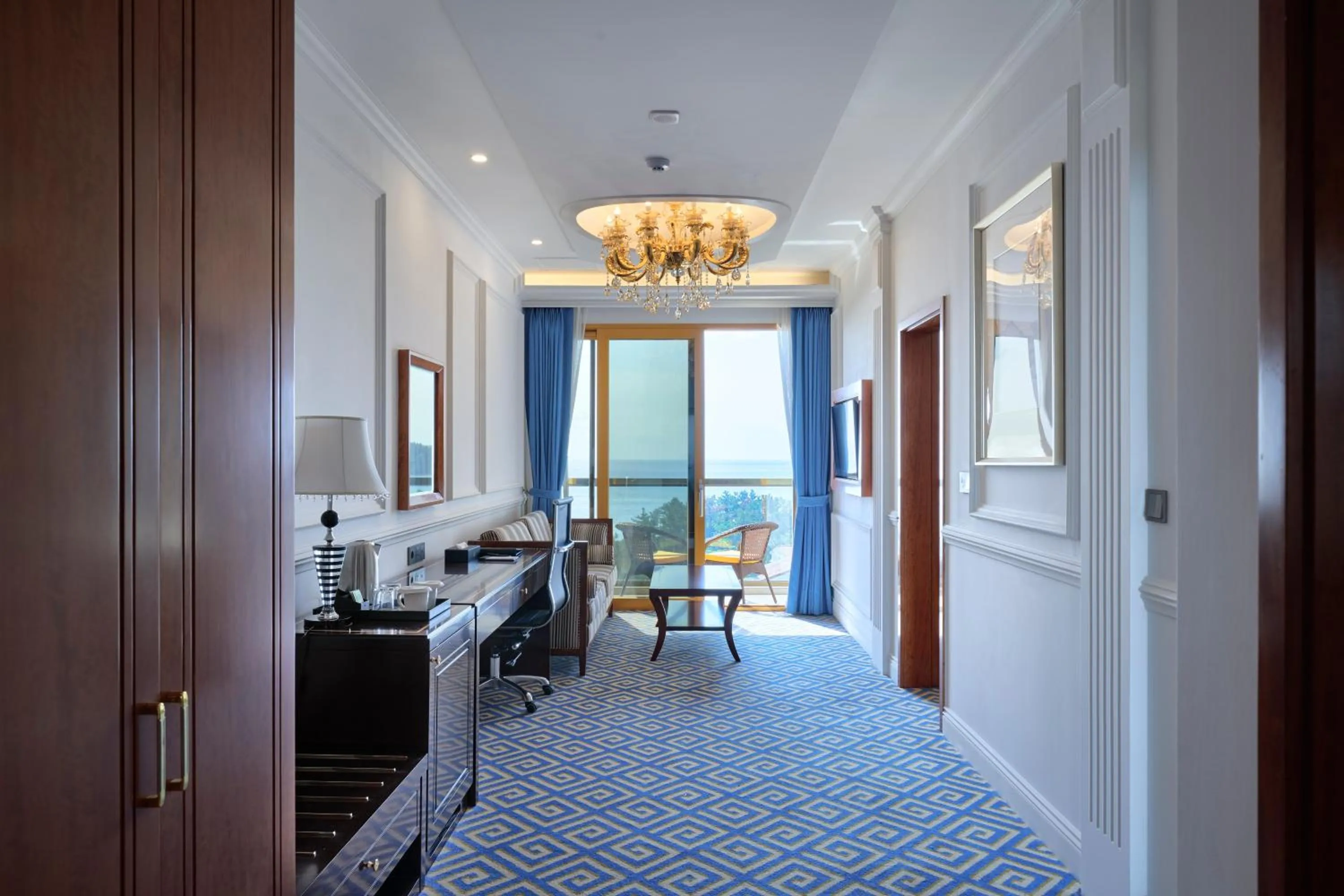 TV and multimedia in GoldOne Hotel & Suites