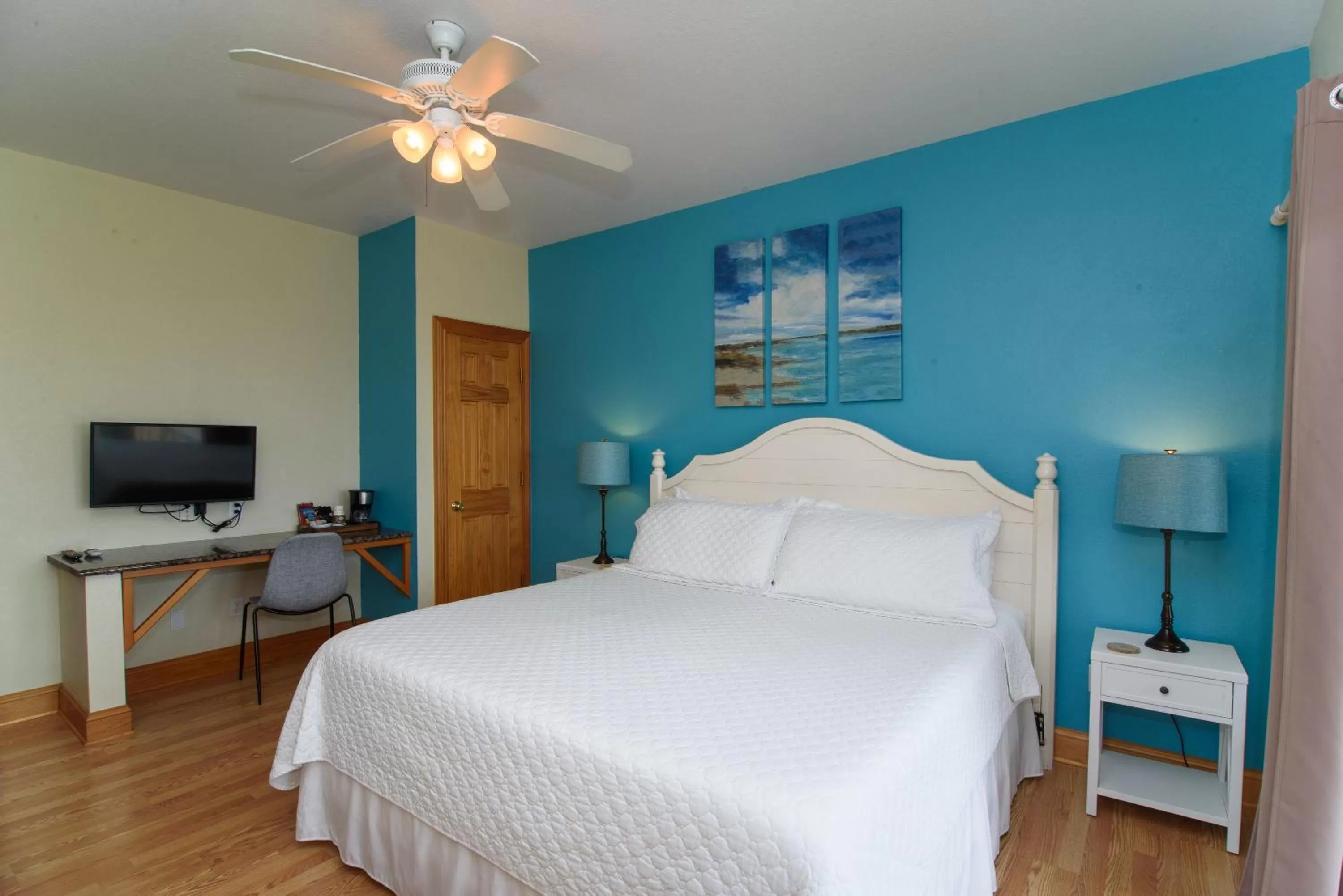 Bed in The Inn on Pamlico Sound