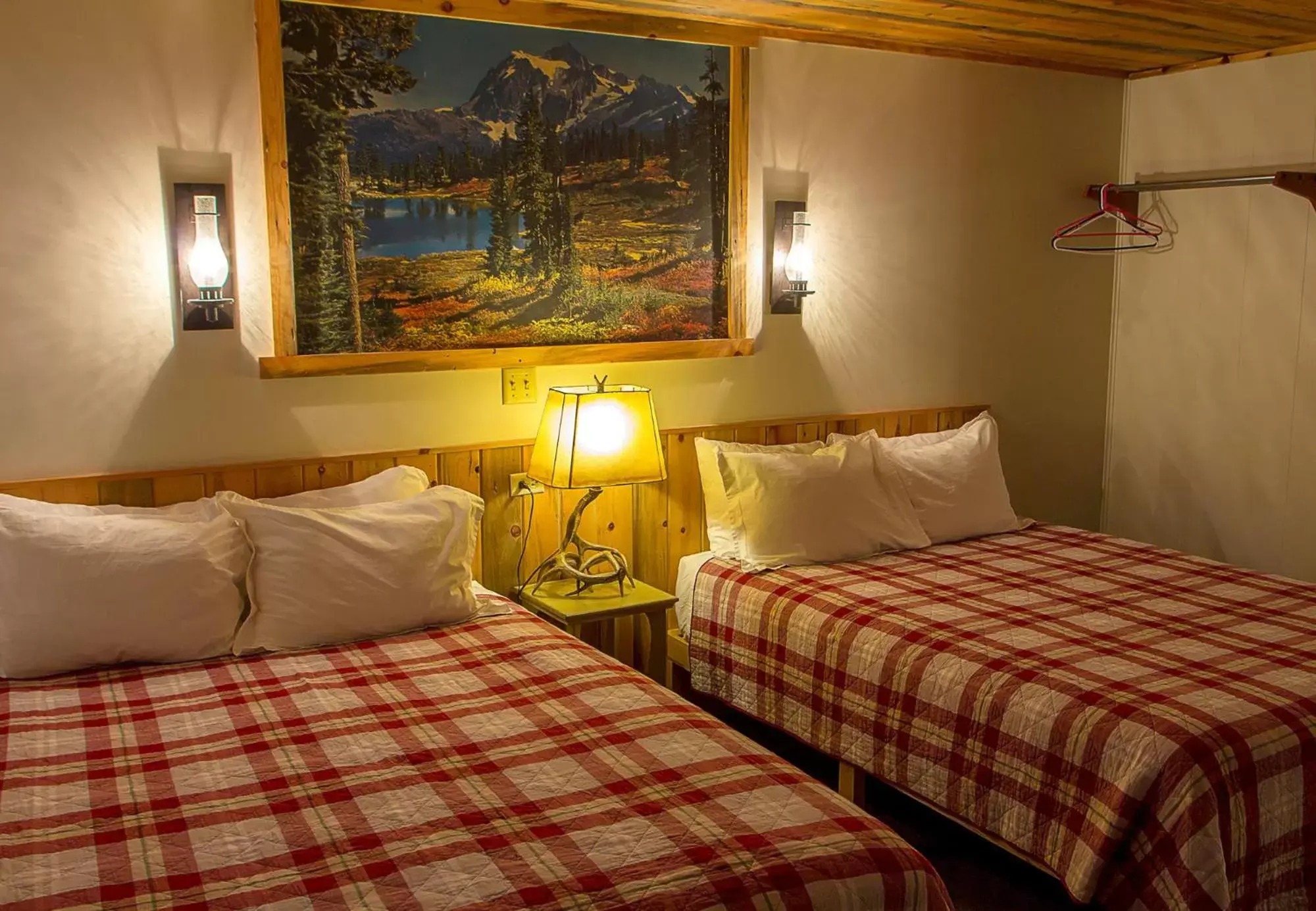 Deluxe Double Room with Bath in High Country Motel and Cabins Deluxe Double Room with Bath in High Country Motel and Cabins