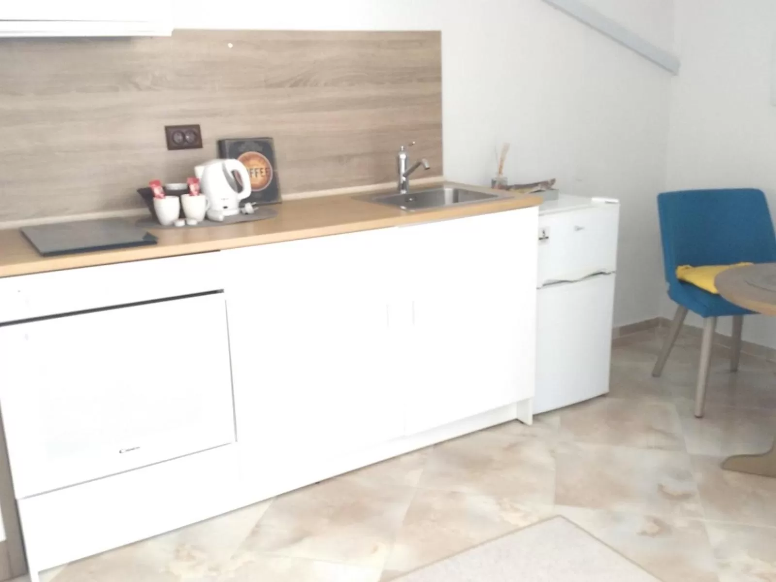 Coffee/tea facilities in White Rose Guest Rooms