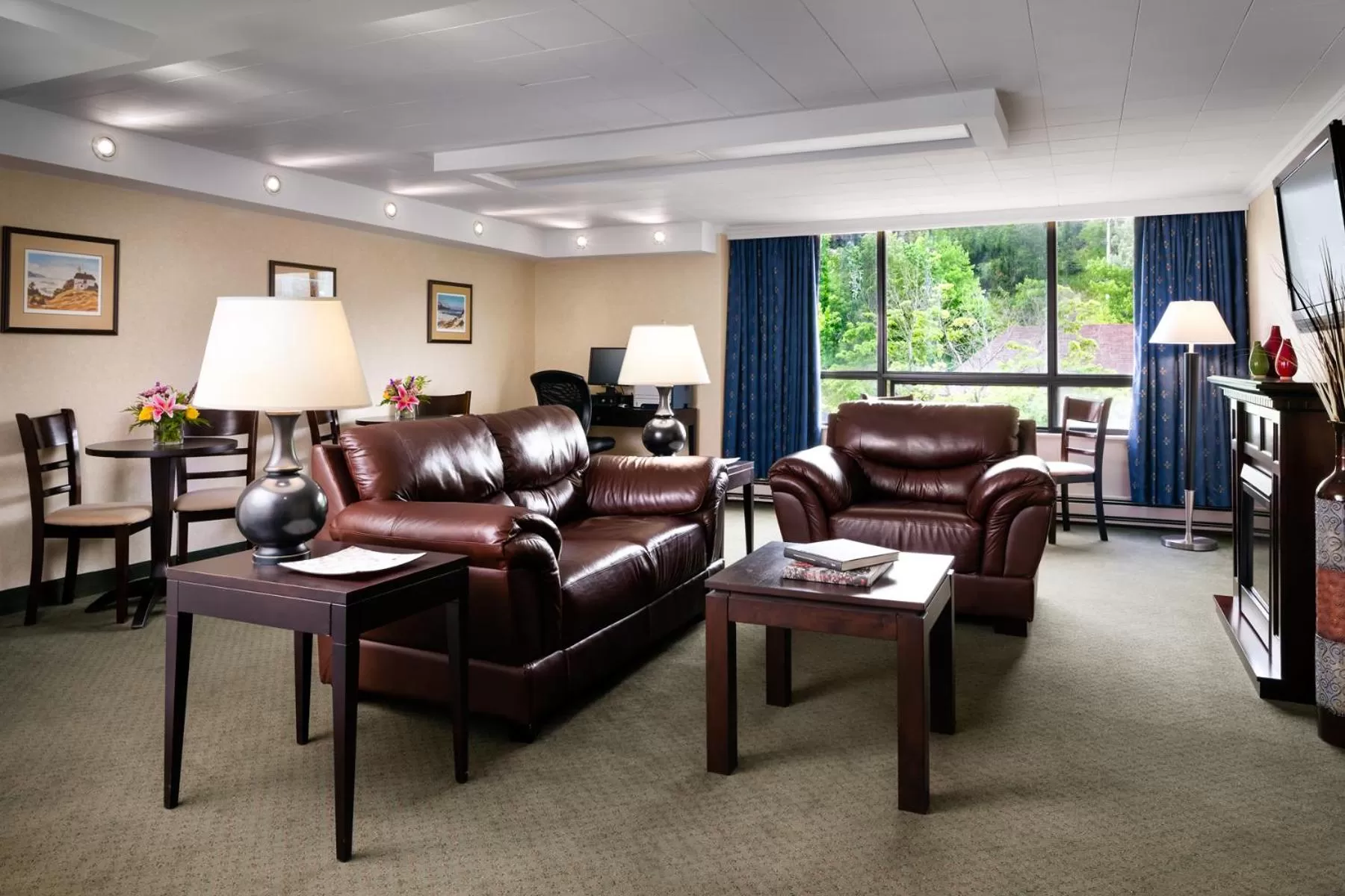 Lounge or bar in Greenwood Inn & Suites