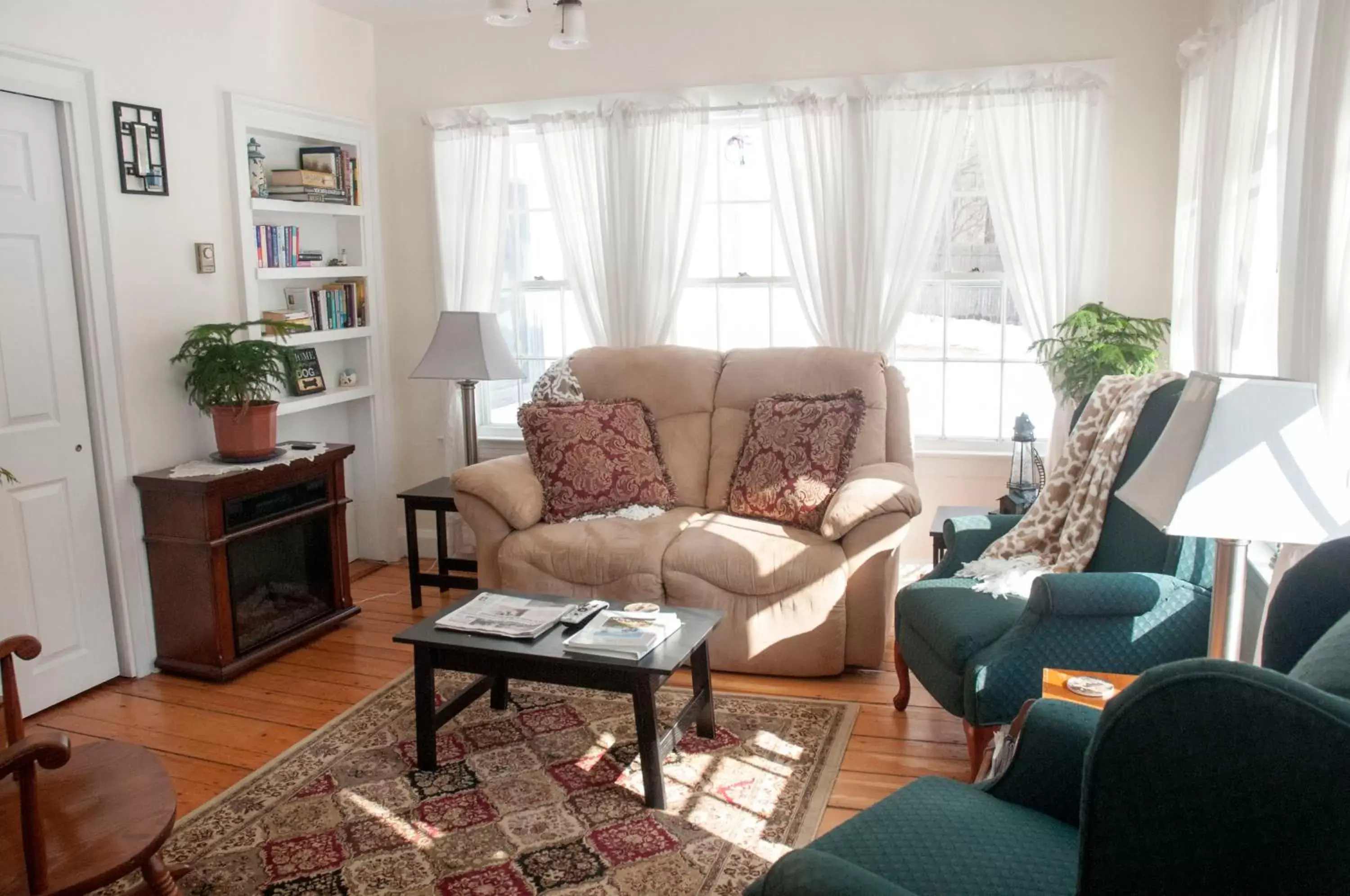 Seating Area in Candlebay Inn Seating Area in Candlebay Inn