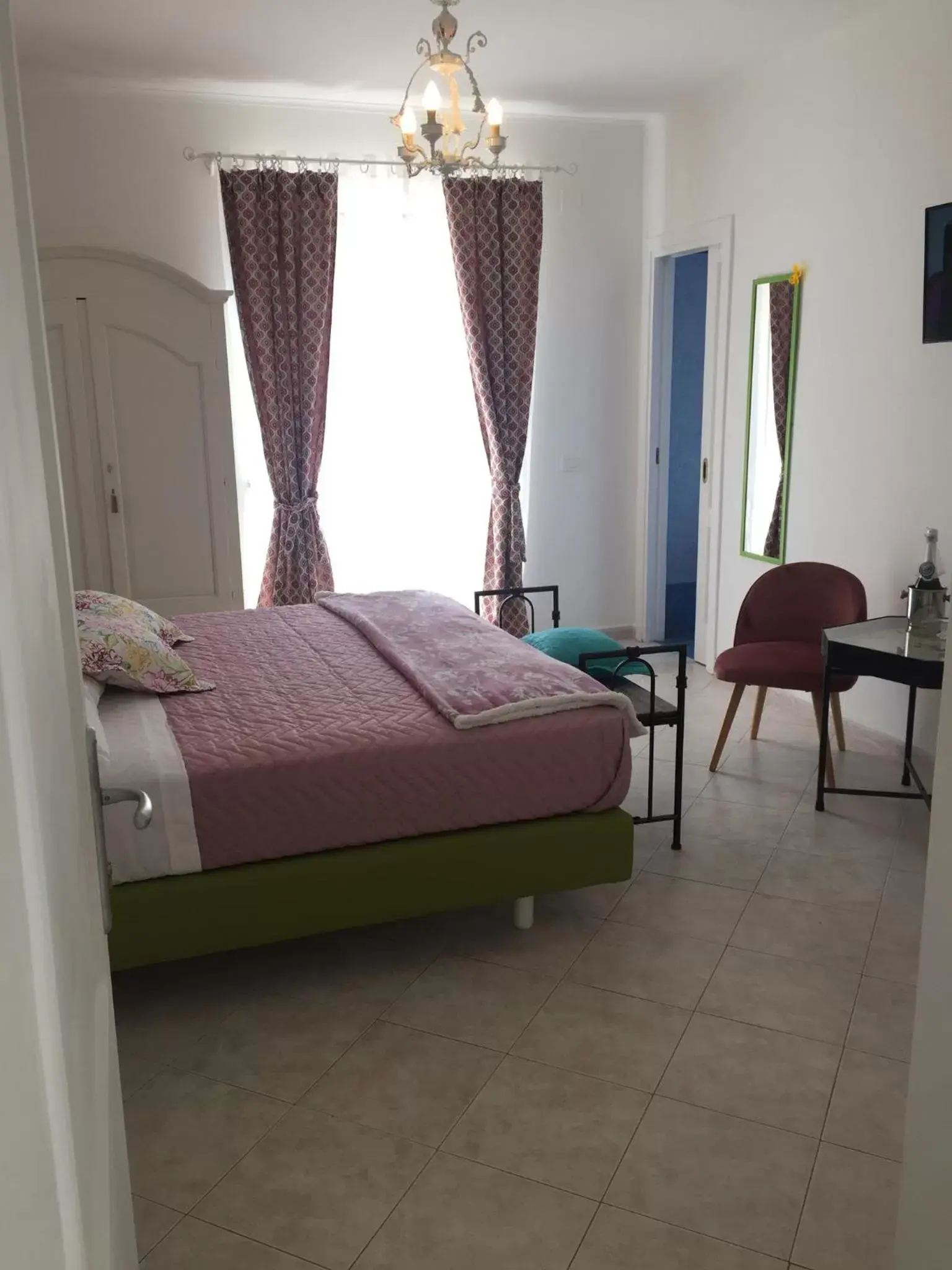 Deluxe King Room in Sorrento Penthouse Suites Deluxe King Room in Sorrento Penthouse Suites