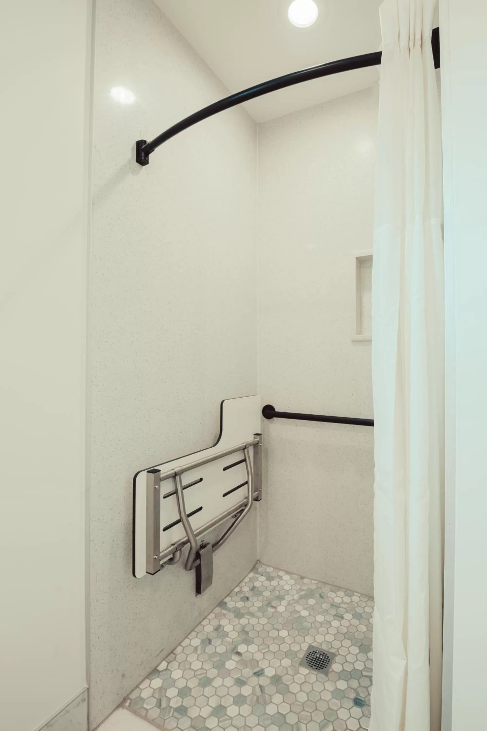 Shower, Bed in Blufftop Inn & Suites - Wharf/Restaurant District