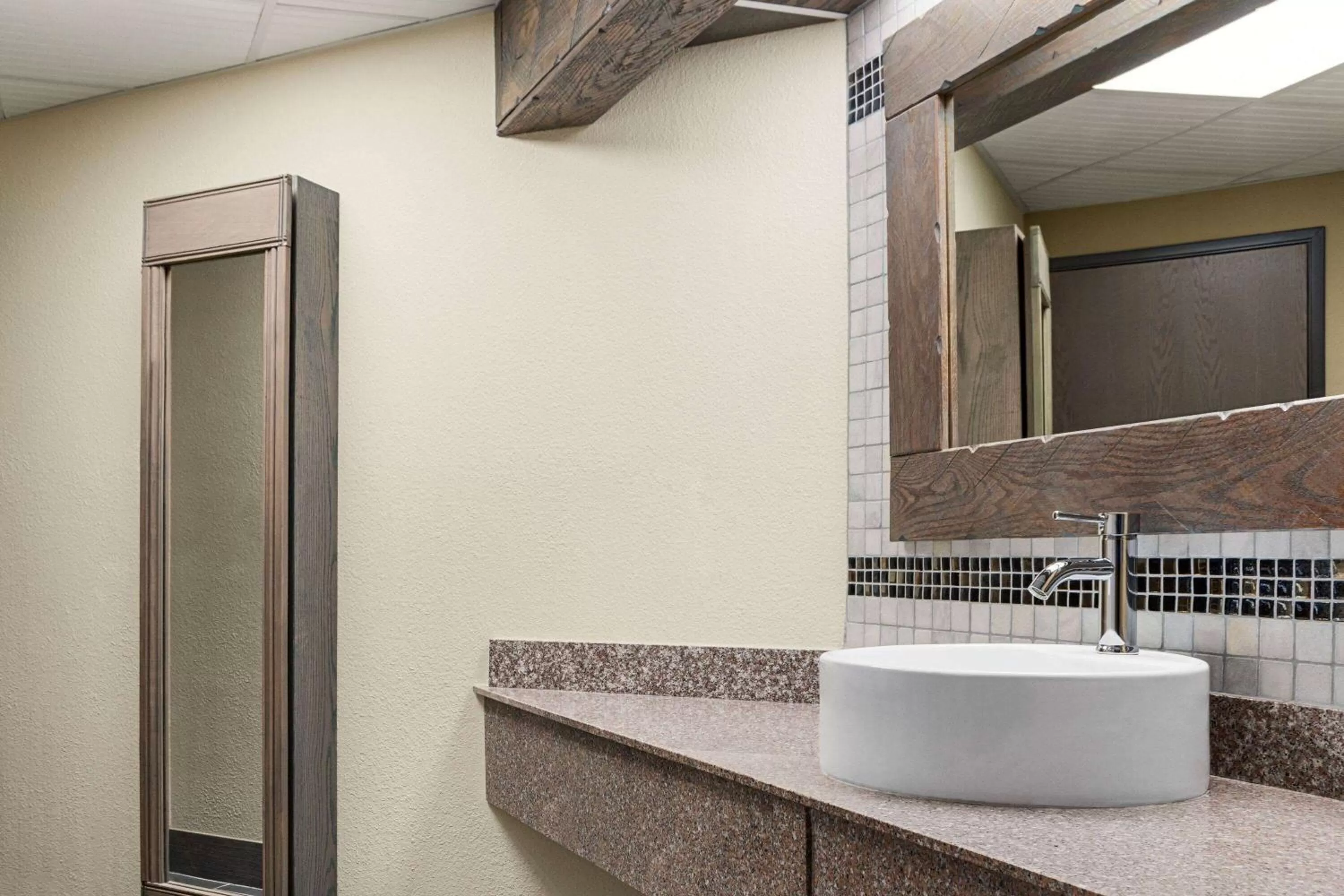 TV and multimedia in Travelodge by Wyndham Coffeyville