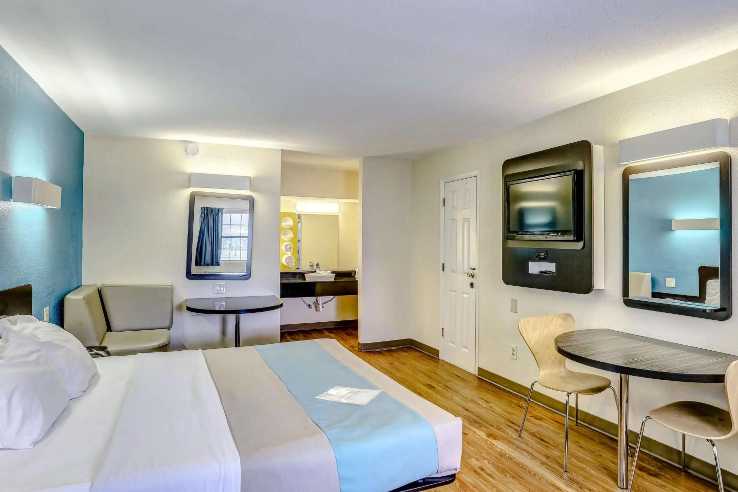 TV and multimedia, Bed in Motel 6-Dickson, TN