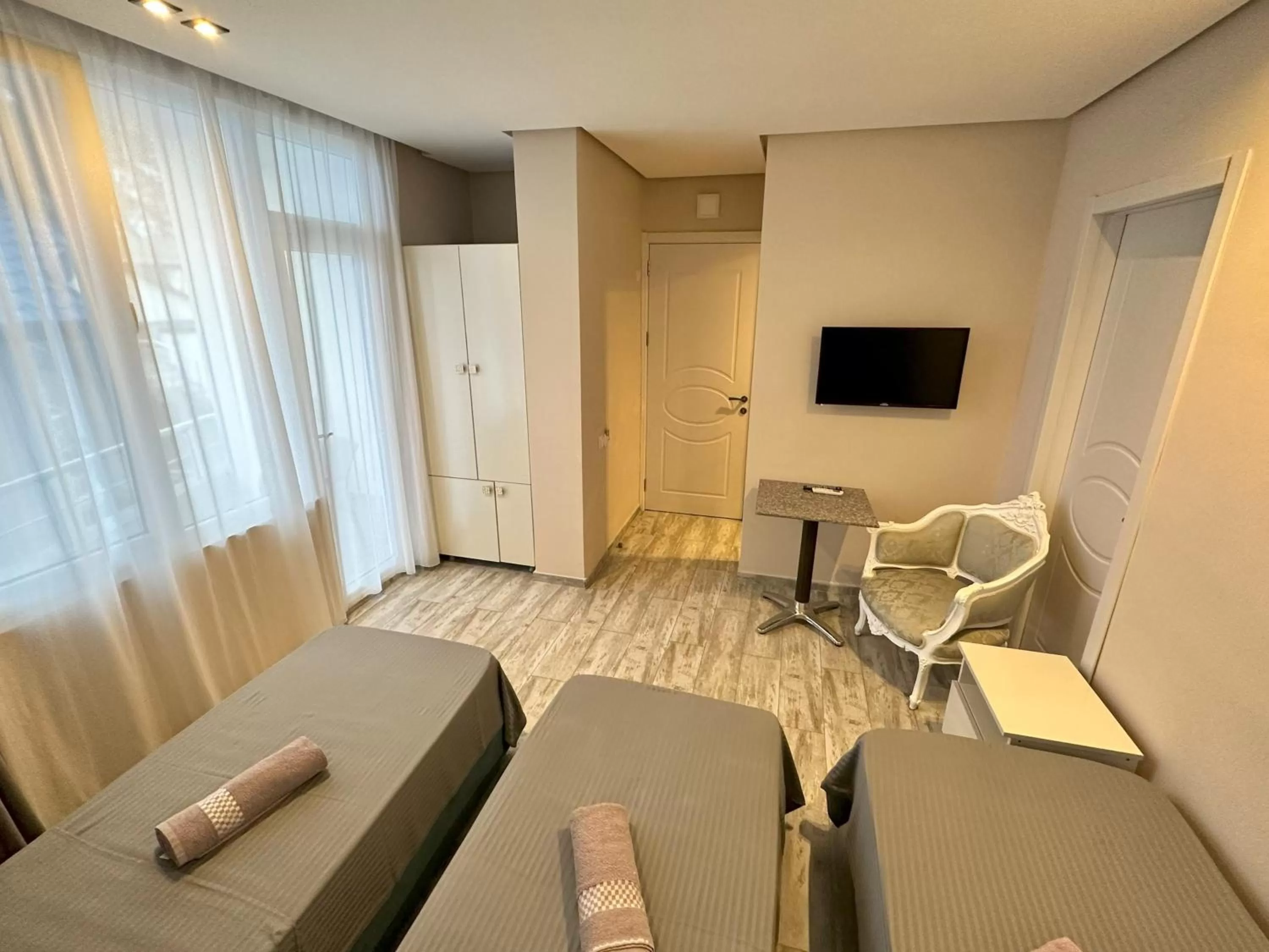 Photo of the whole room in National+