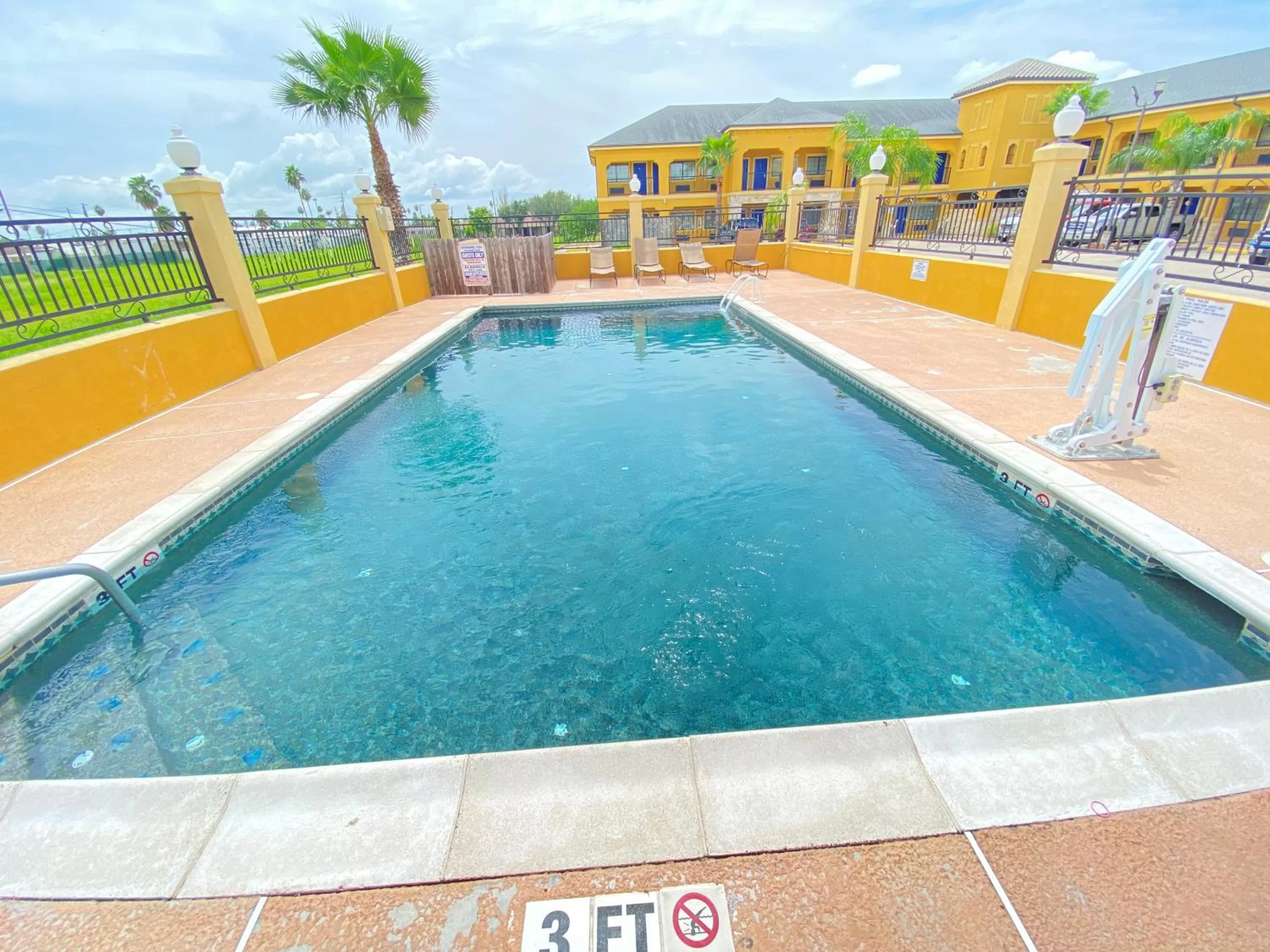 Swimming pool in Weslaco Inn - Weslaco/Mercedes
