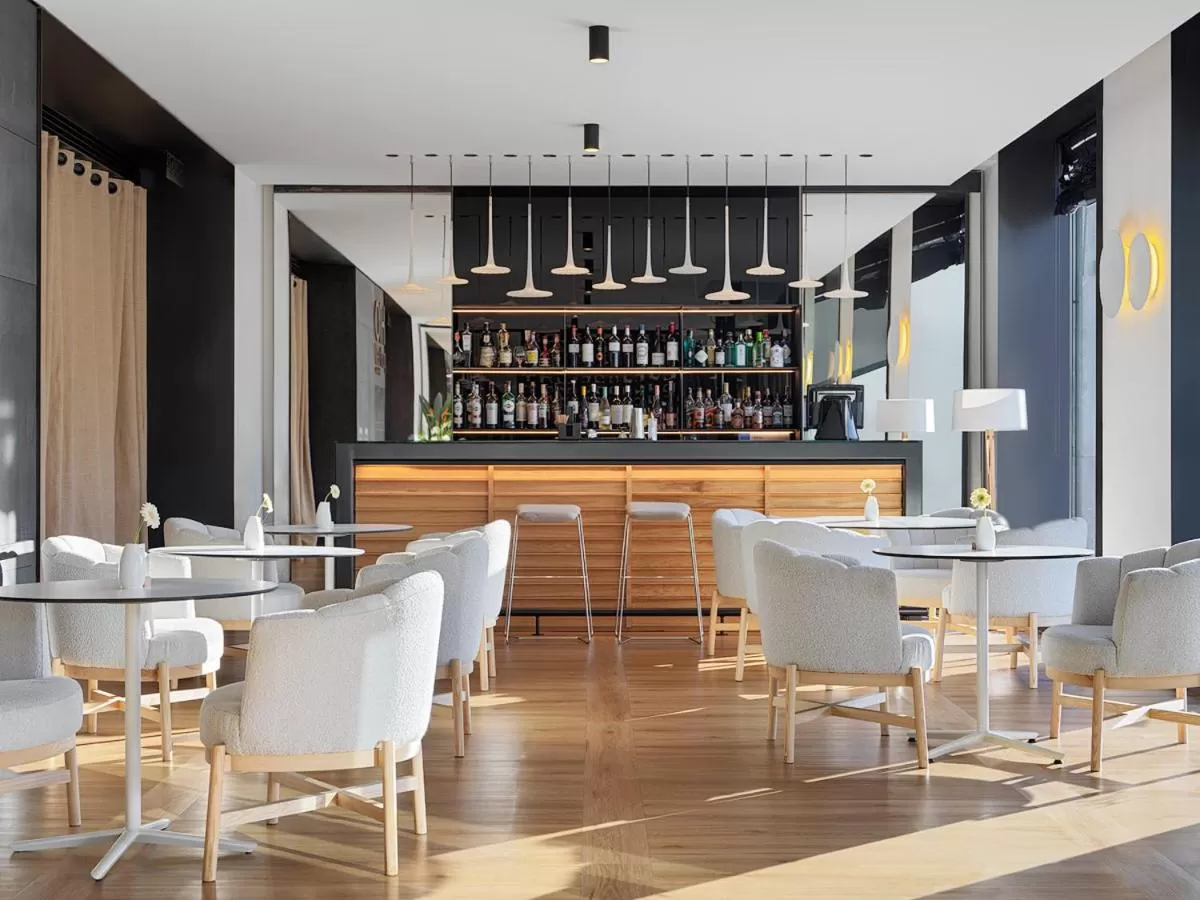 Lounge or bar in H10 Port Vell 4* Sup