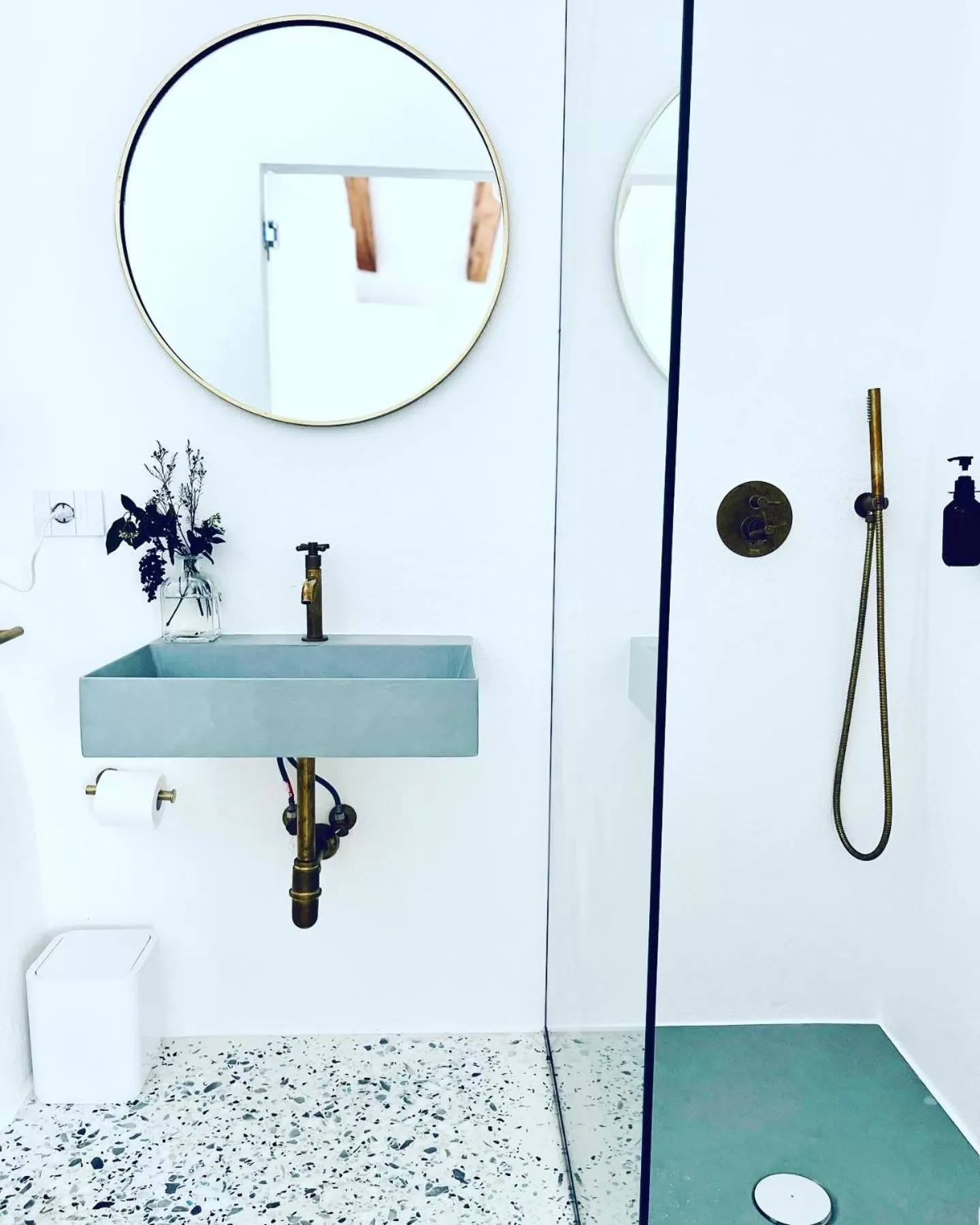 Bathroom in Hydria guest house art gallery