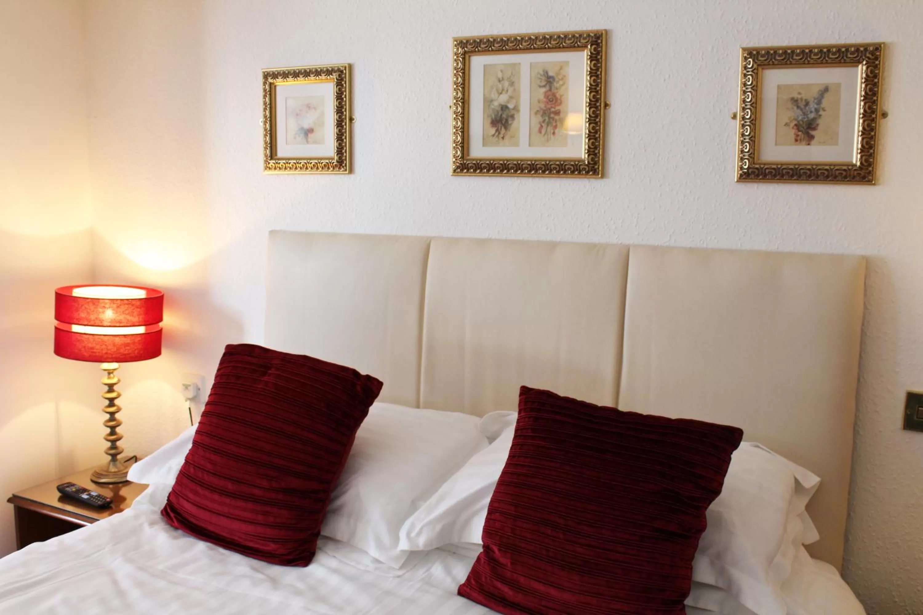 Shower, Bed in The Lion Hotel