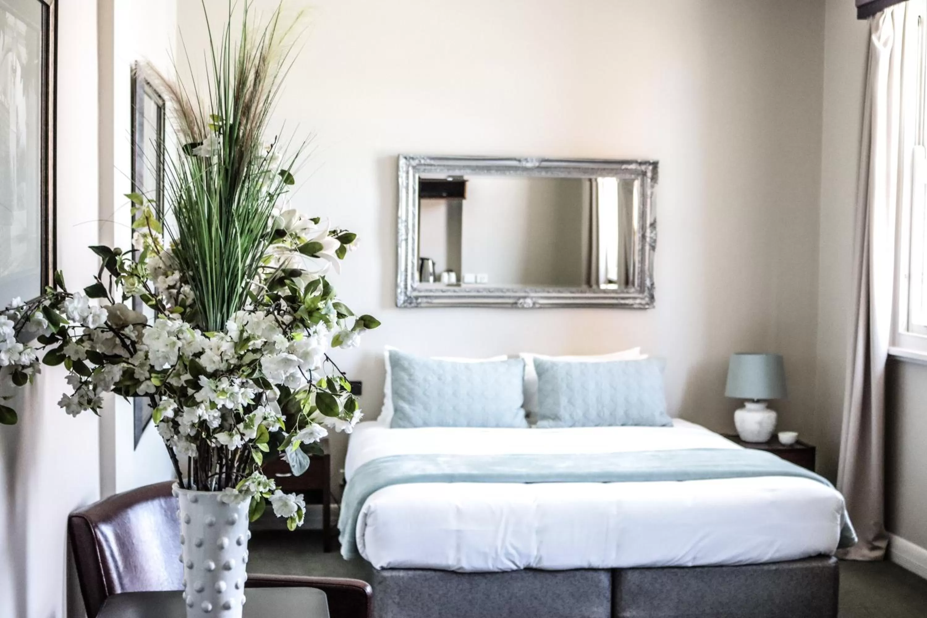 Bedroom, Bed in Oscars Hotel and Cafe Bar