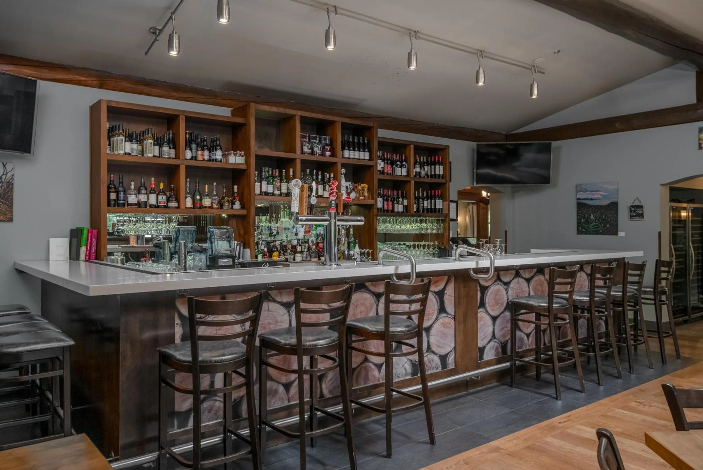 Lounge or bar in Tigh-Na-Mara Seaside Spa Resort