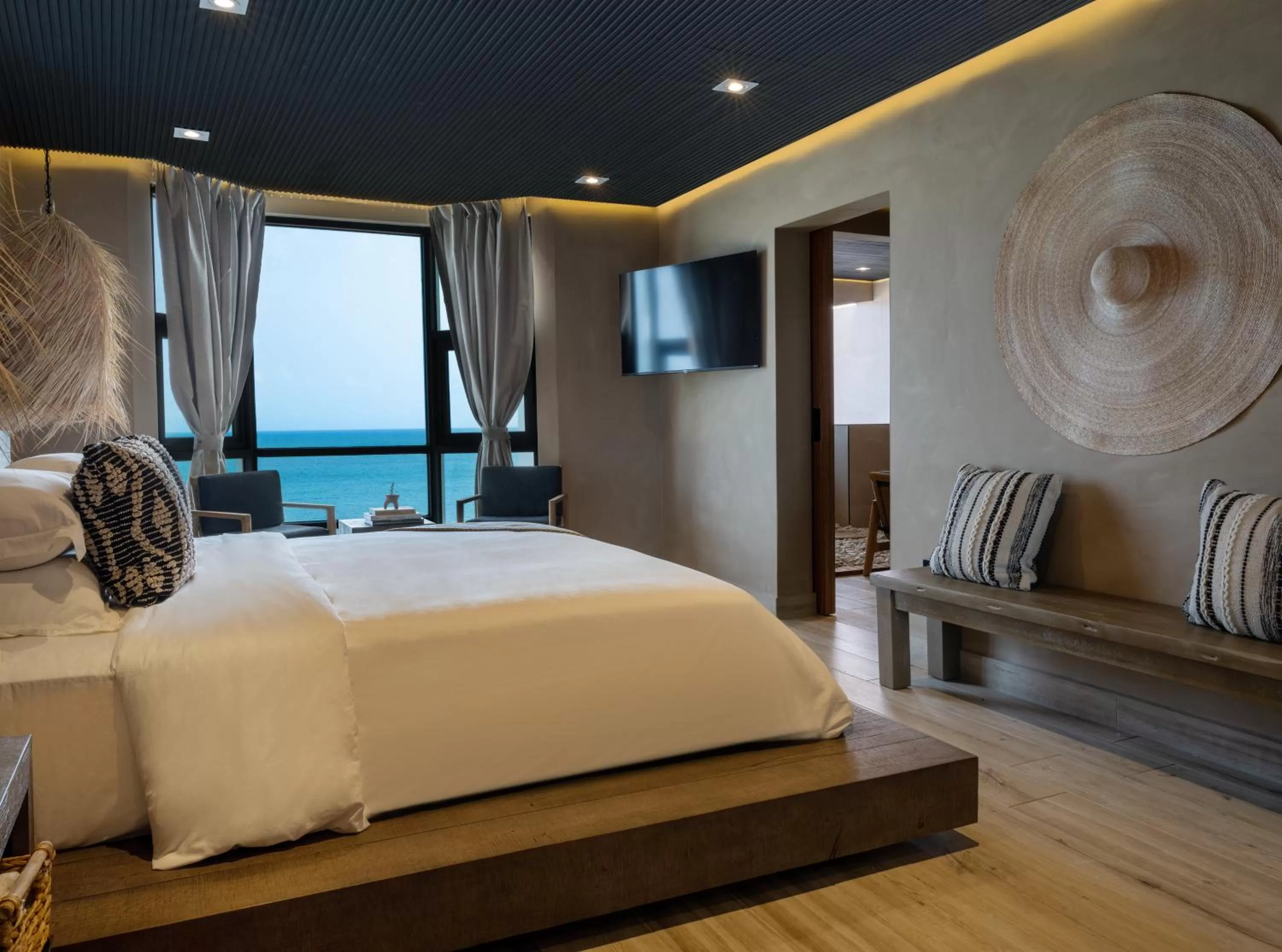 TV and multimedia in San Juan Water & Beach Club Hotel