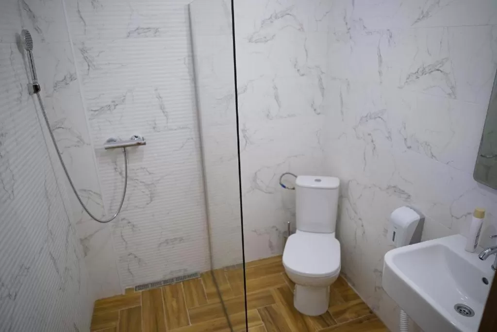 Shower in Garni Ideal