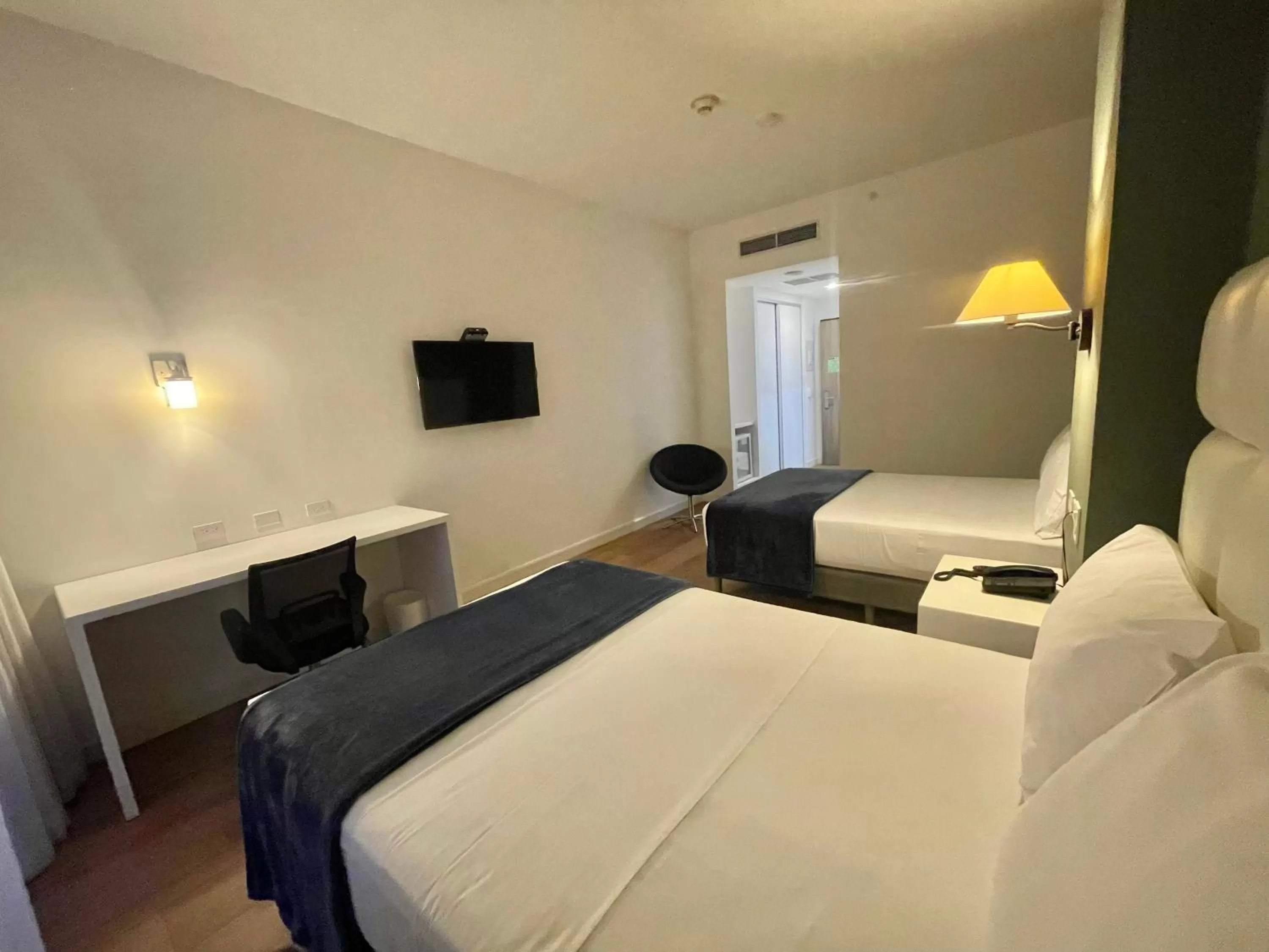 Photo of the whole room, Bed in Hotel Mio Panamá