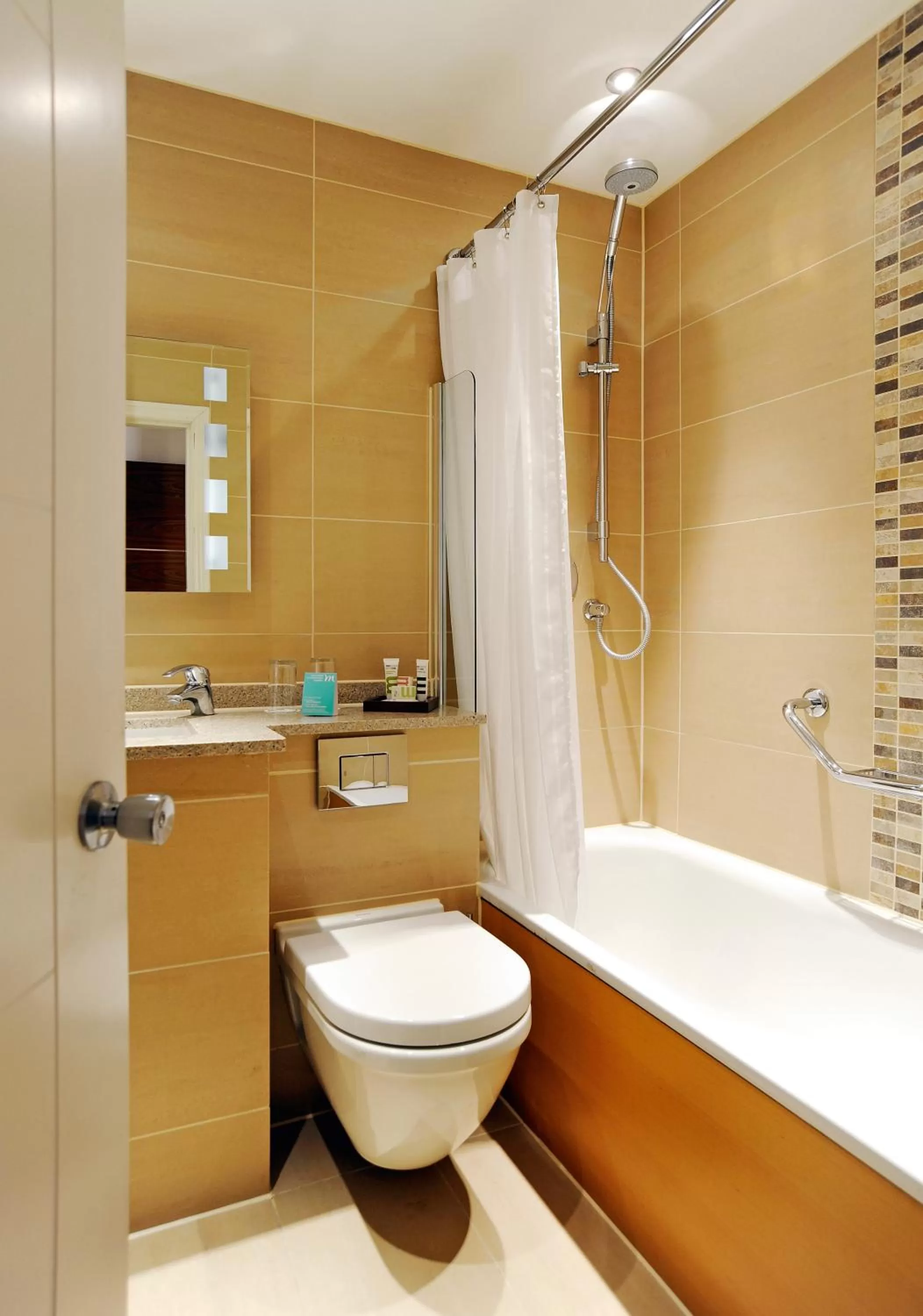 Bathroom in Mercure London Bloomsbury Hotel