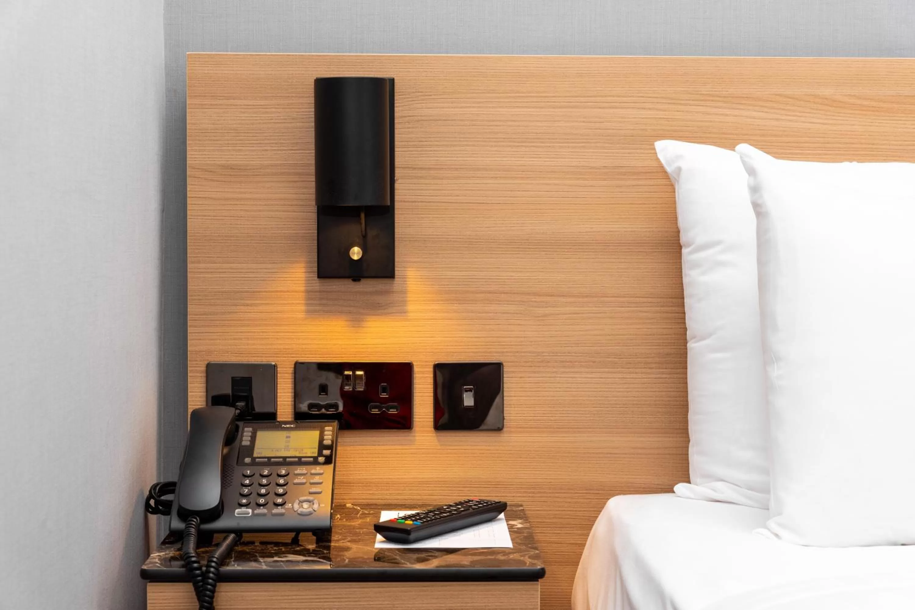 Bedroom, Bed in Gainsborough Hotel