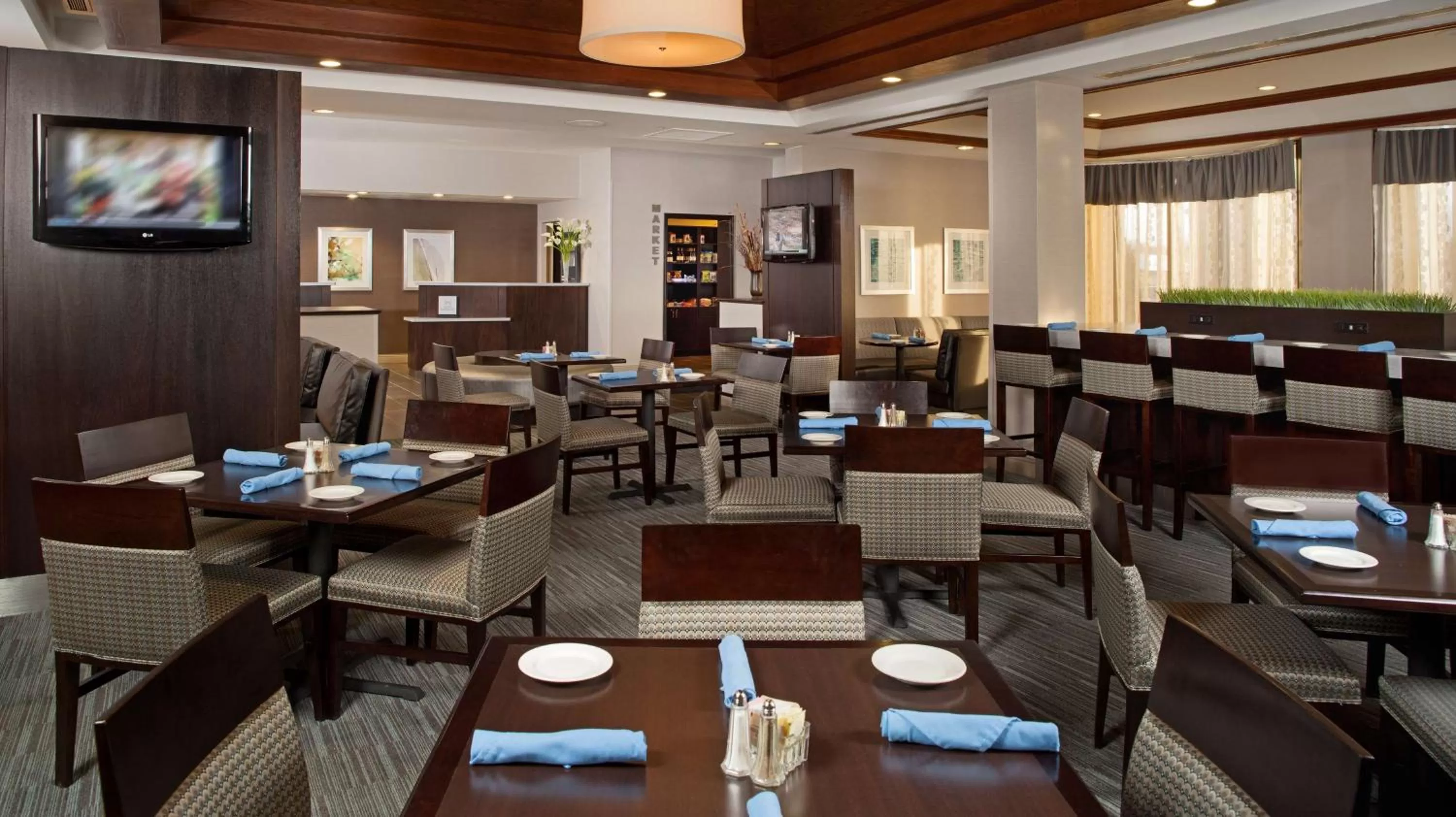 Restaurant/places to eat in DoubleTree by Hilton Hotel Chicago Wood Dale - Elk Grove