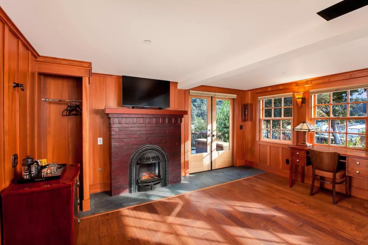 Seating area in Noyo Harbor Inn