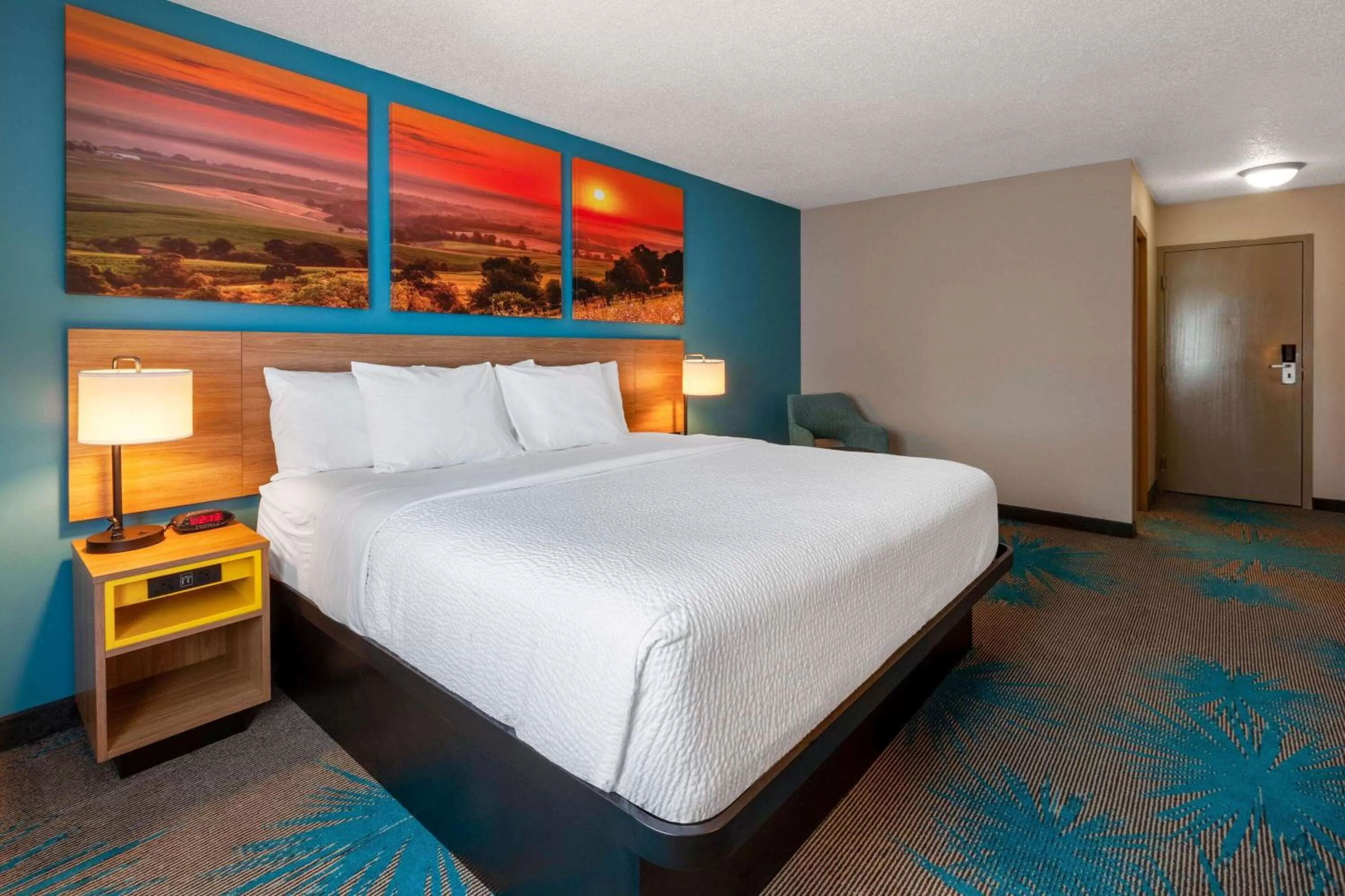 Photo of the whole room, Bed in Days Inn by Wyndham Sandusky Cedar Point