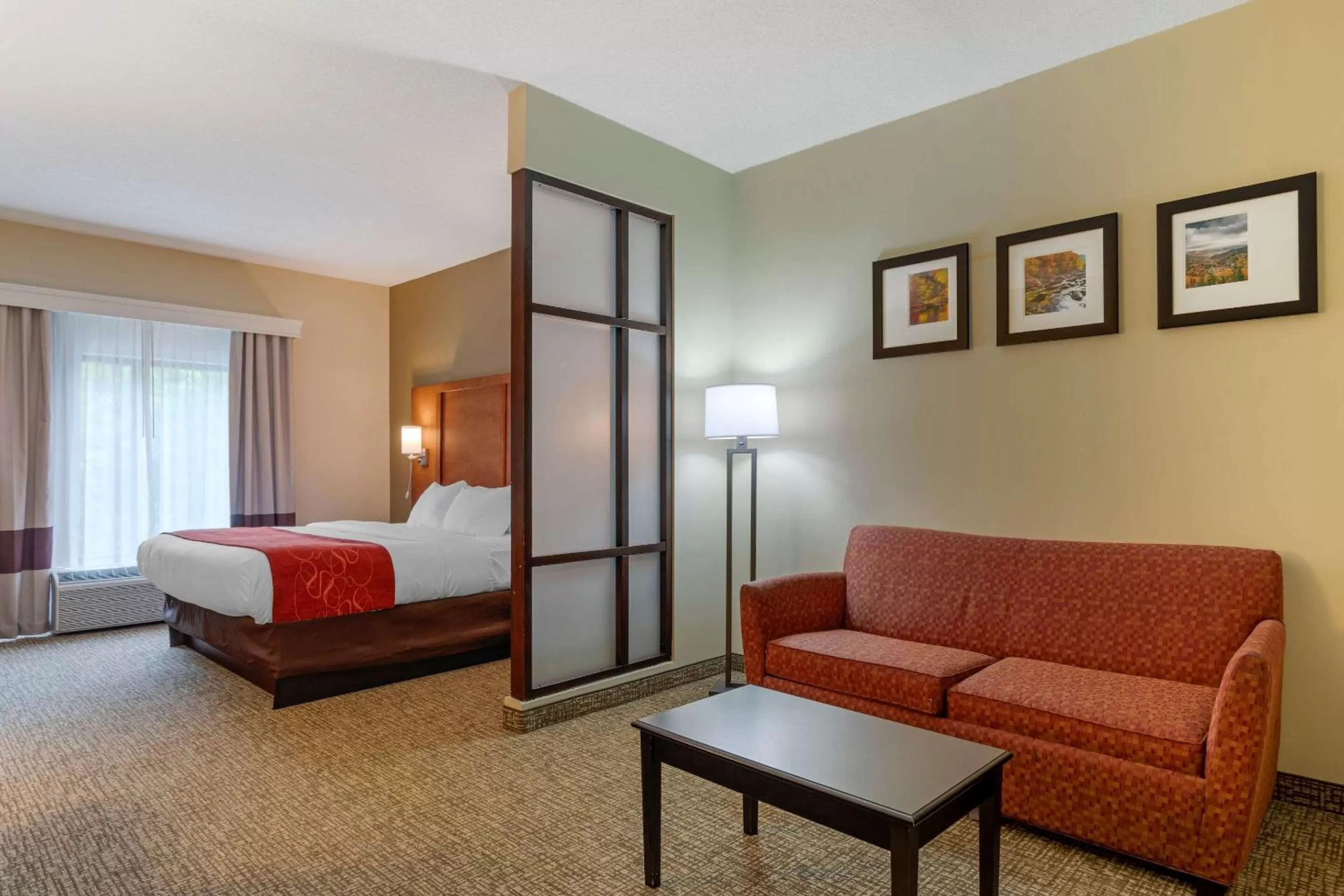 Photo of the whole room, Bed in Comfort Suites Kingsport South
