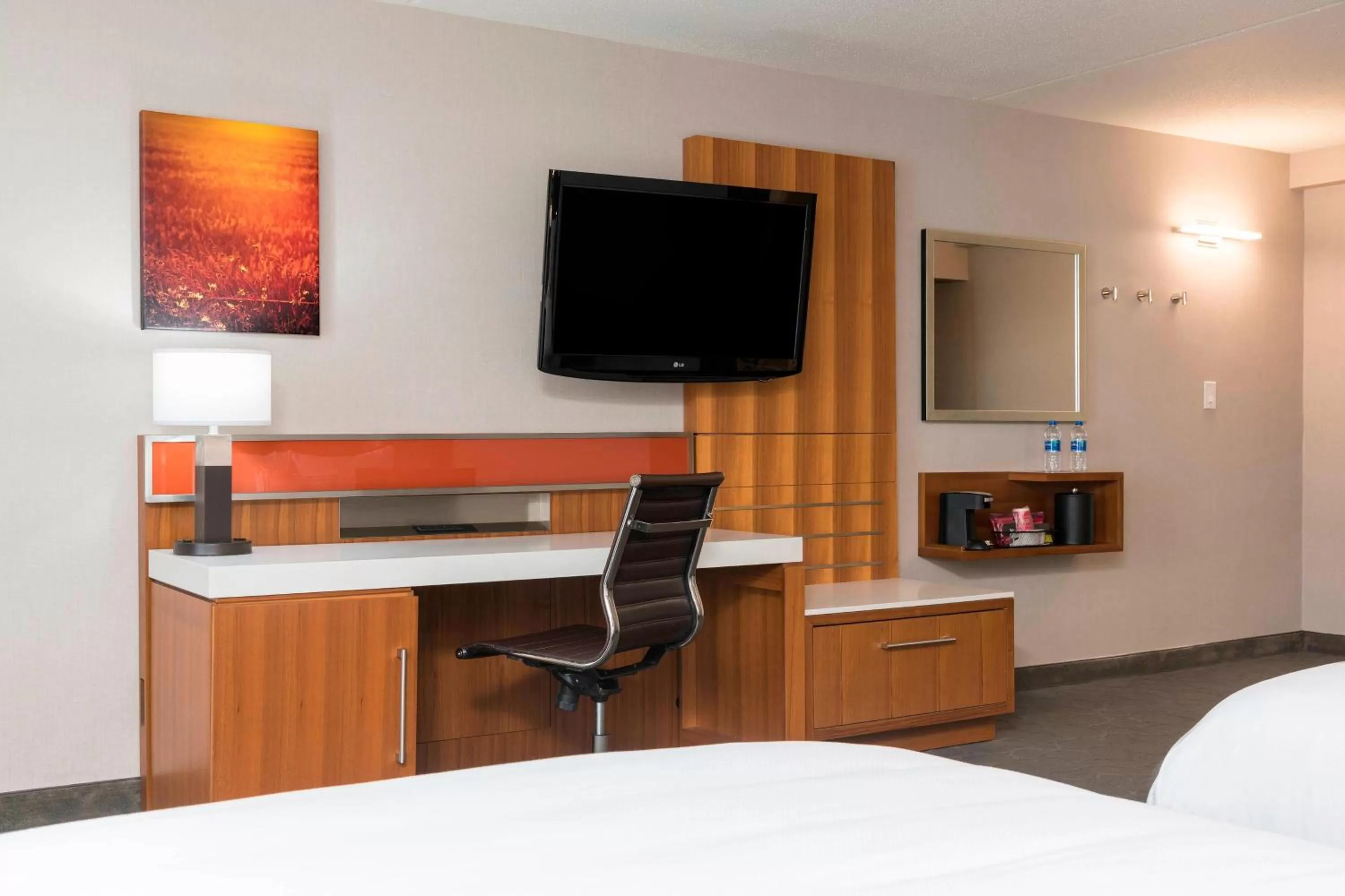Photo of the whole room, Bed in Delta Hotels by Marriott Grand Rapids Airport