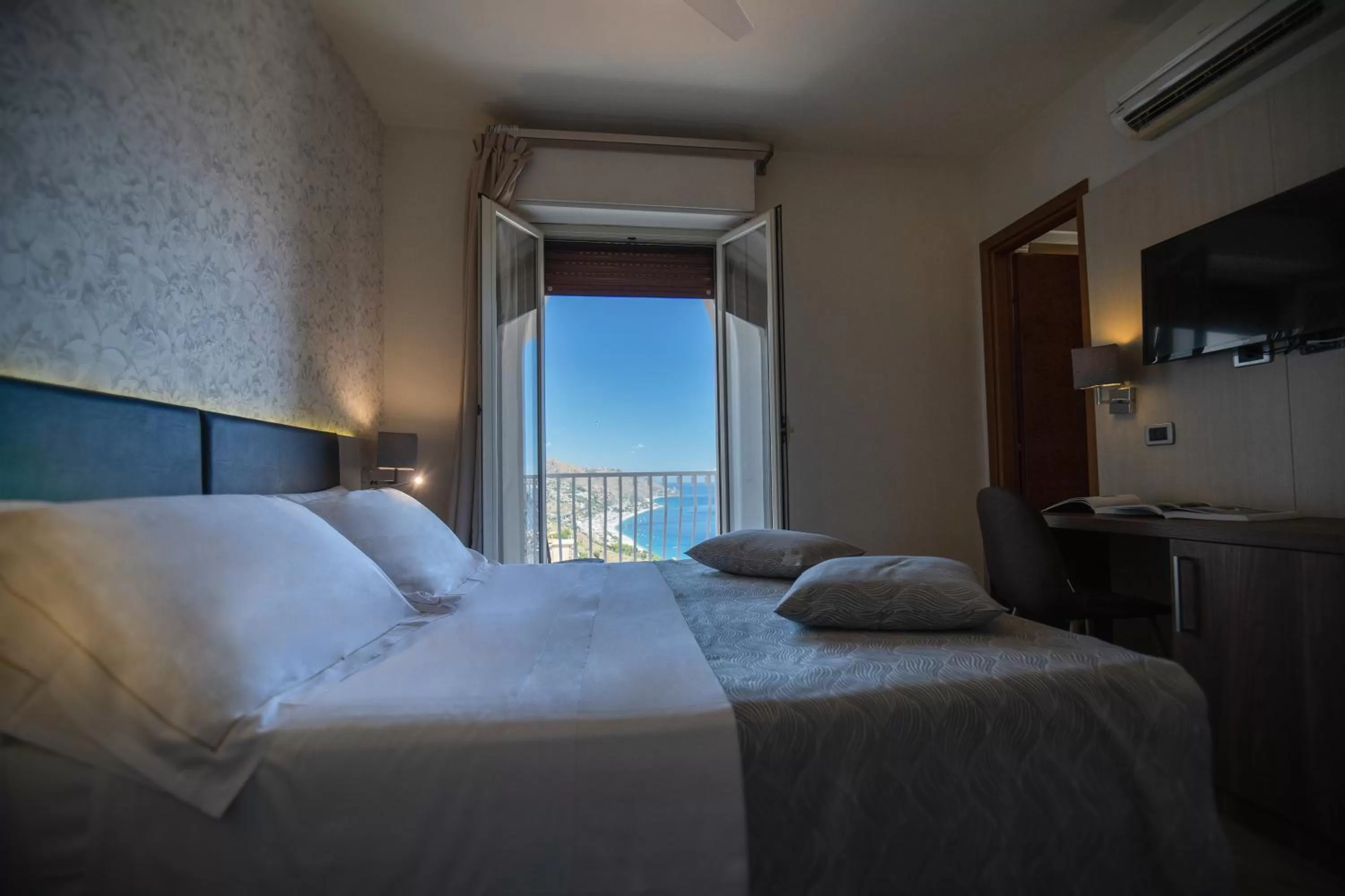 Photo of the whole room, Bed in Splendid Hotel Taormina