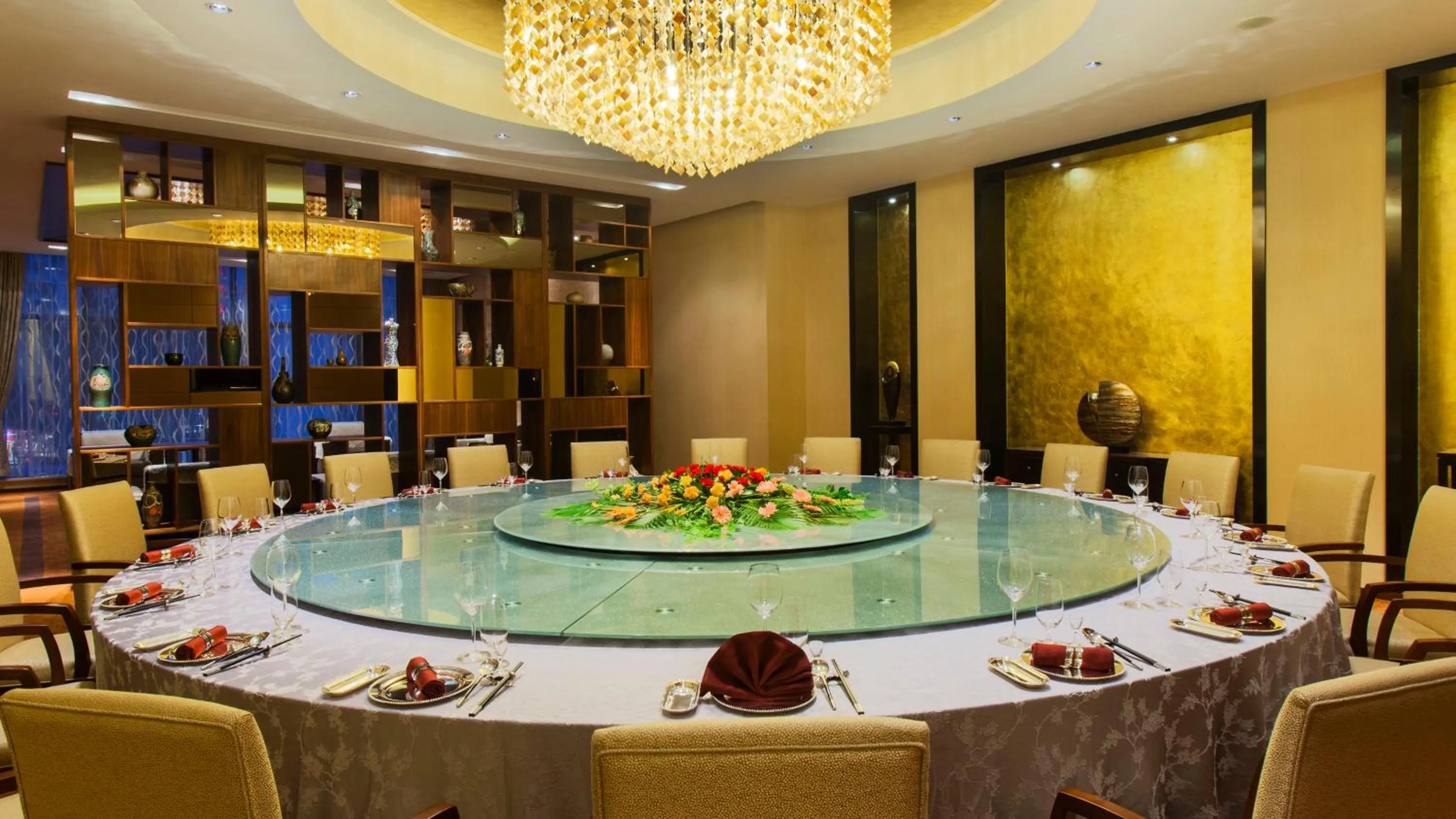 Restaurant/places to eat in Holiday Inn Taicang City Centre by IHG