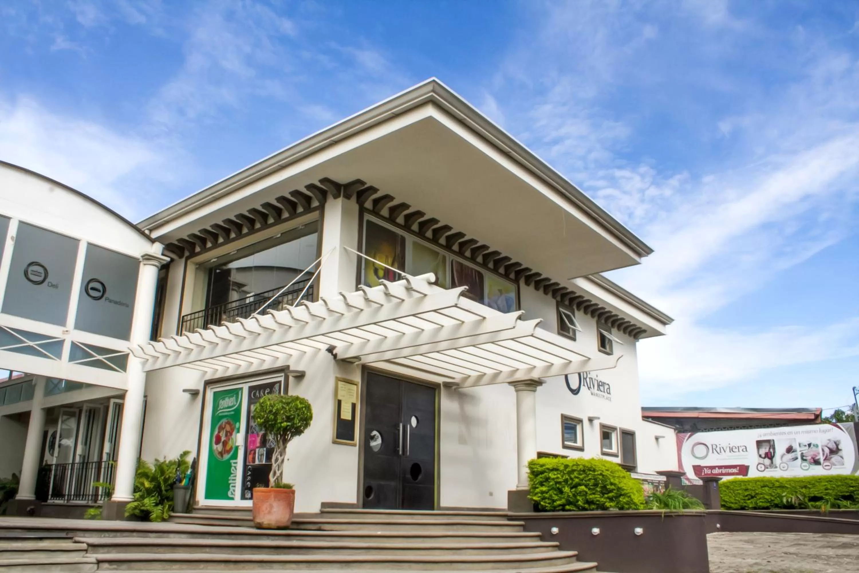 Restaurant/places to eat in La Riviera Hotel